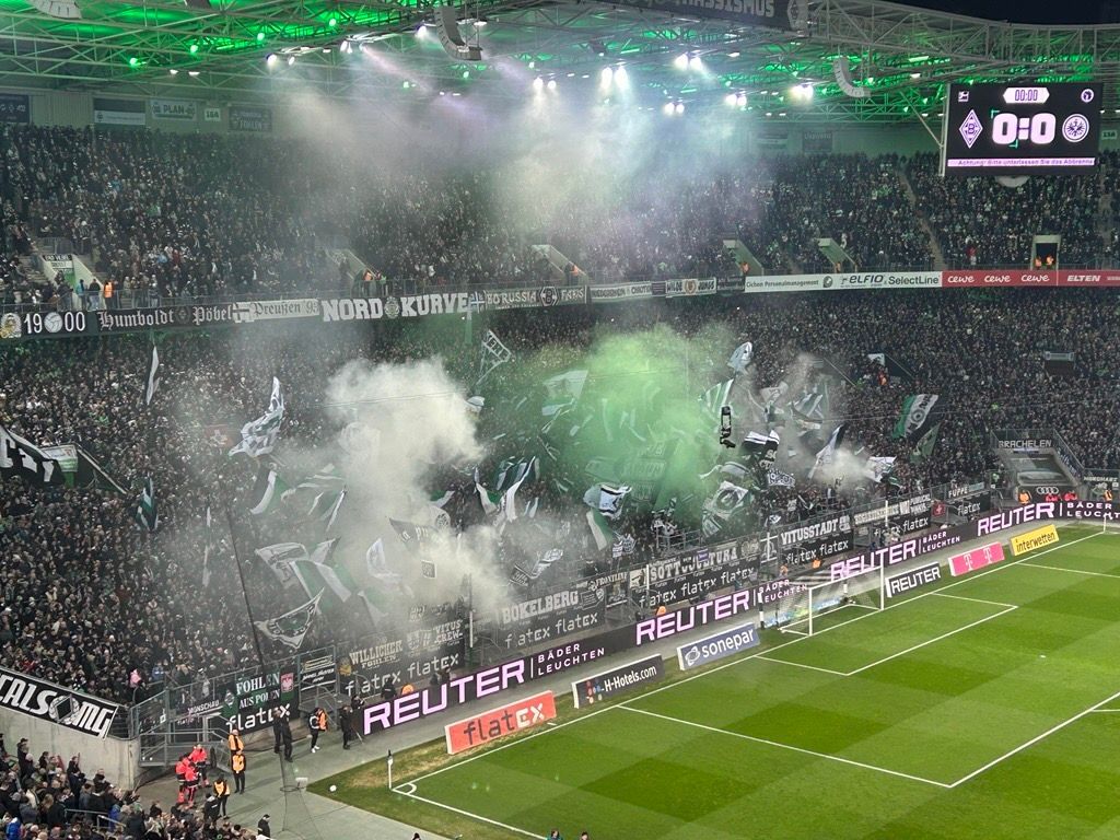 Fans von Borussia Mönchengladbach zünden Pyrotechnik.