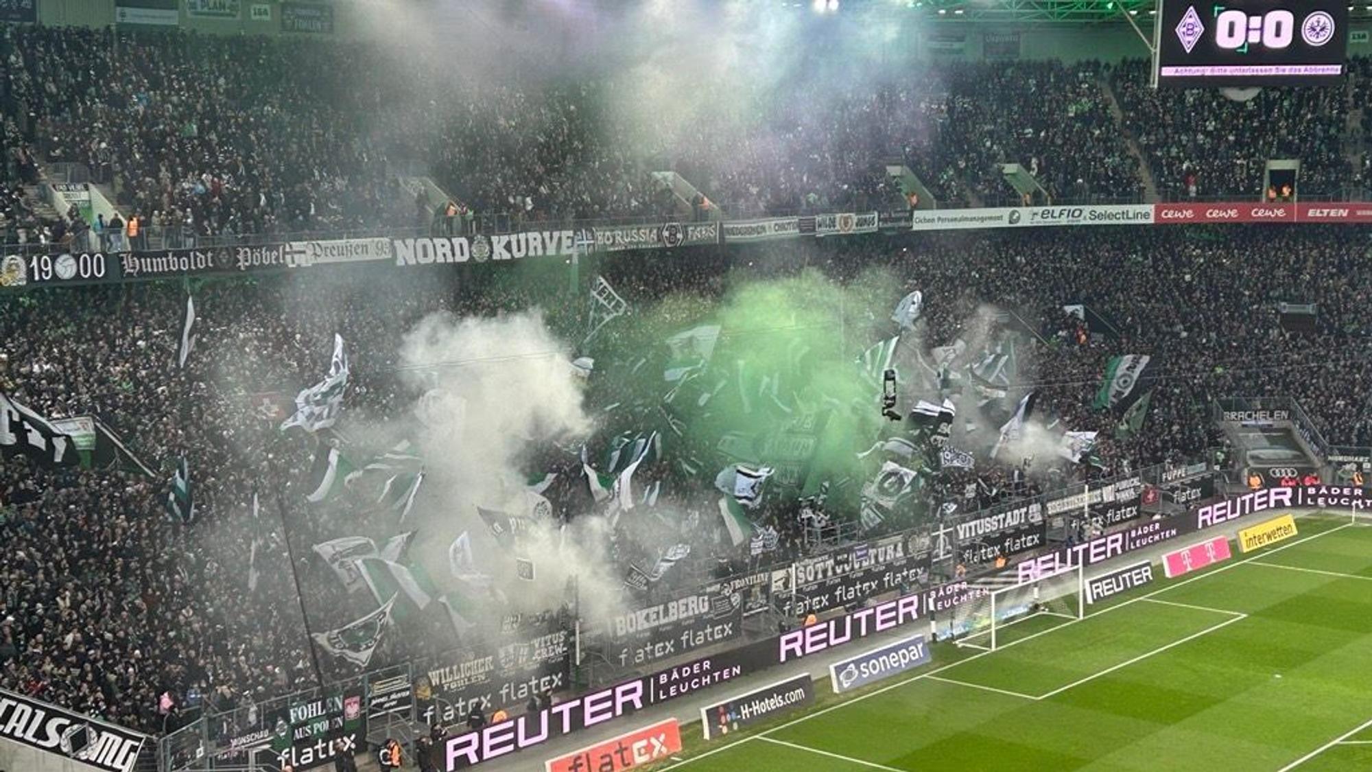 Fans von Borussia Mönchengladbach zünden Pyrotechnik.