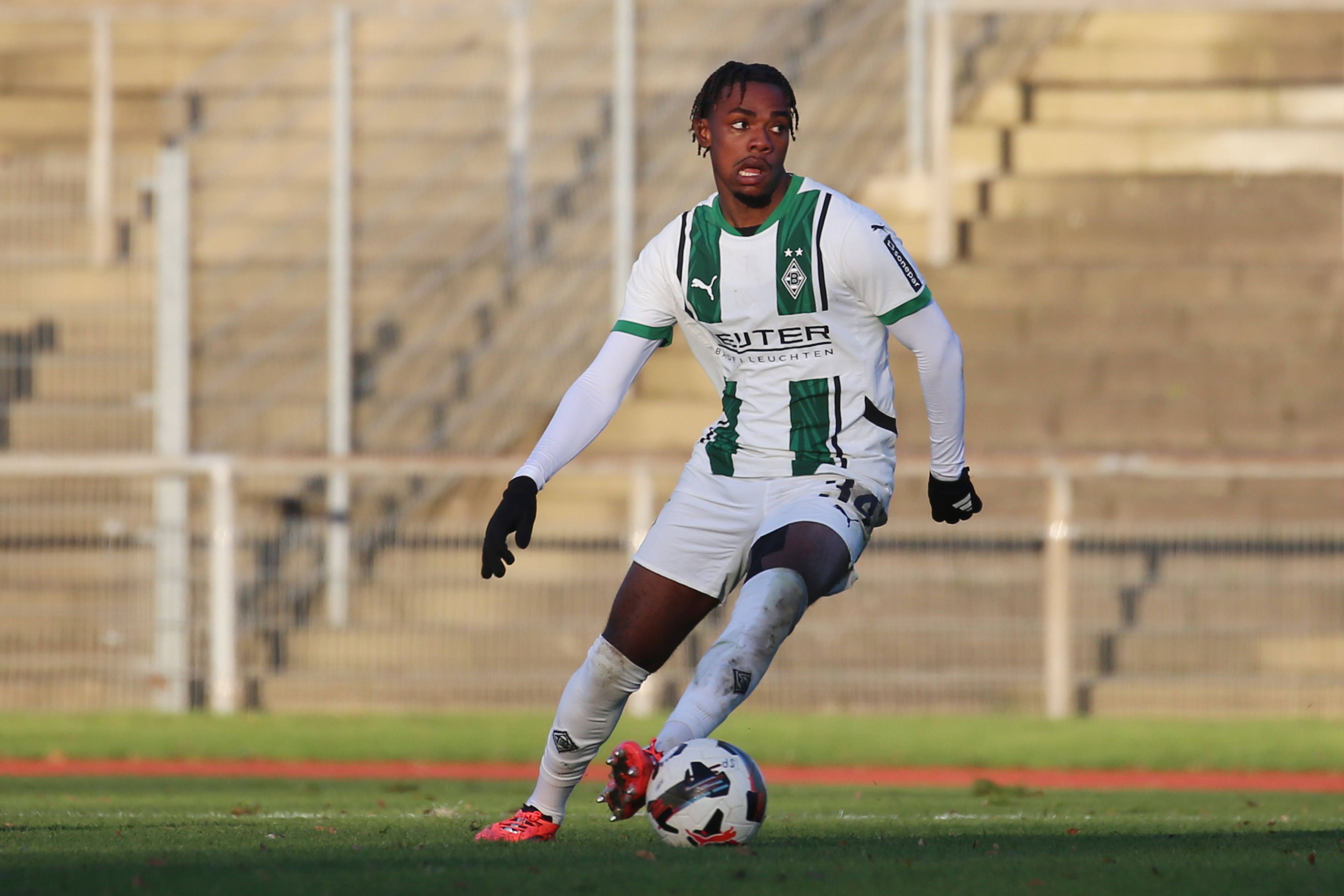 Charles Herrmann von der U23 von Borussia Mönchengladbach am Ball.