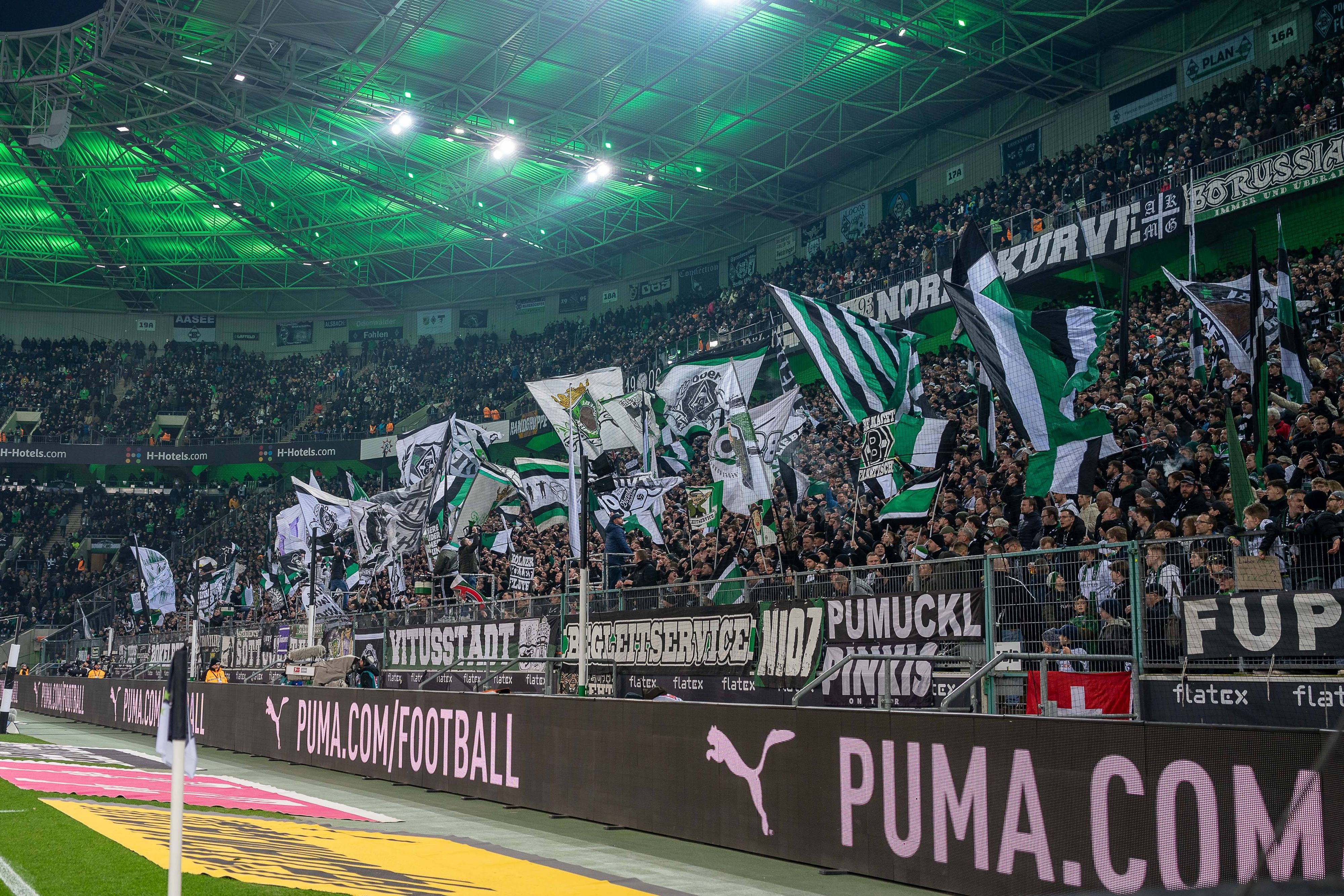 Blick in die Nordkurve des Gladbacher Borussia-Parks beim Bundesliga-Spiel gegen Eintracht Frankfurt. Die Heim-Fans schwenken ihre Fahnen.