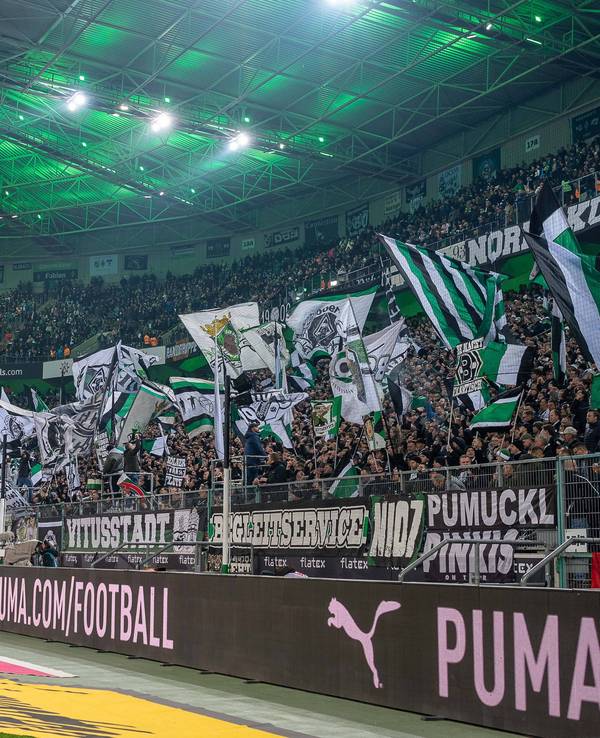 Blick in die Nordkurve des Gladbacher Borussia-Parks beim Bundesliga-Spiel gegen Eintracht Frankfurt. Die Heim-Fans schwenken ihre Fahnen.