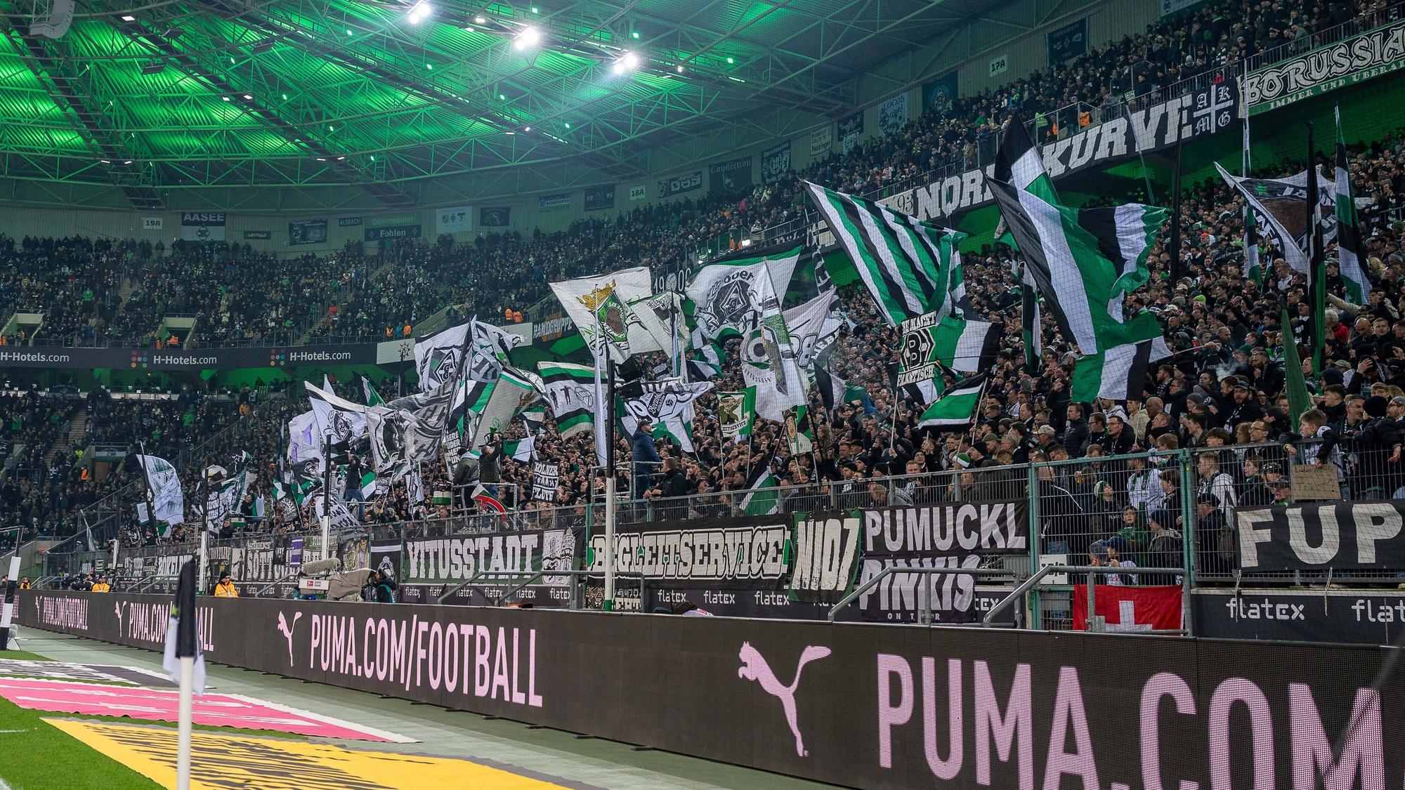 Blick in die Nordkurve des Gladbacher Borussia-Parks beim Bundesliga-Spiel gegen Eintracht Frankfurt. Die Heim-Fans schwenken ihre Fahnen.