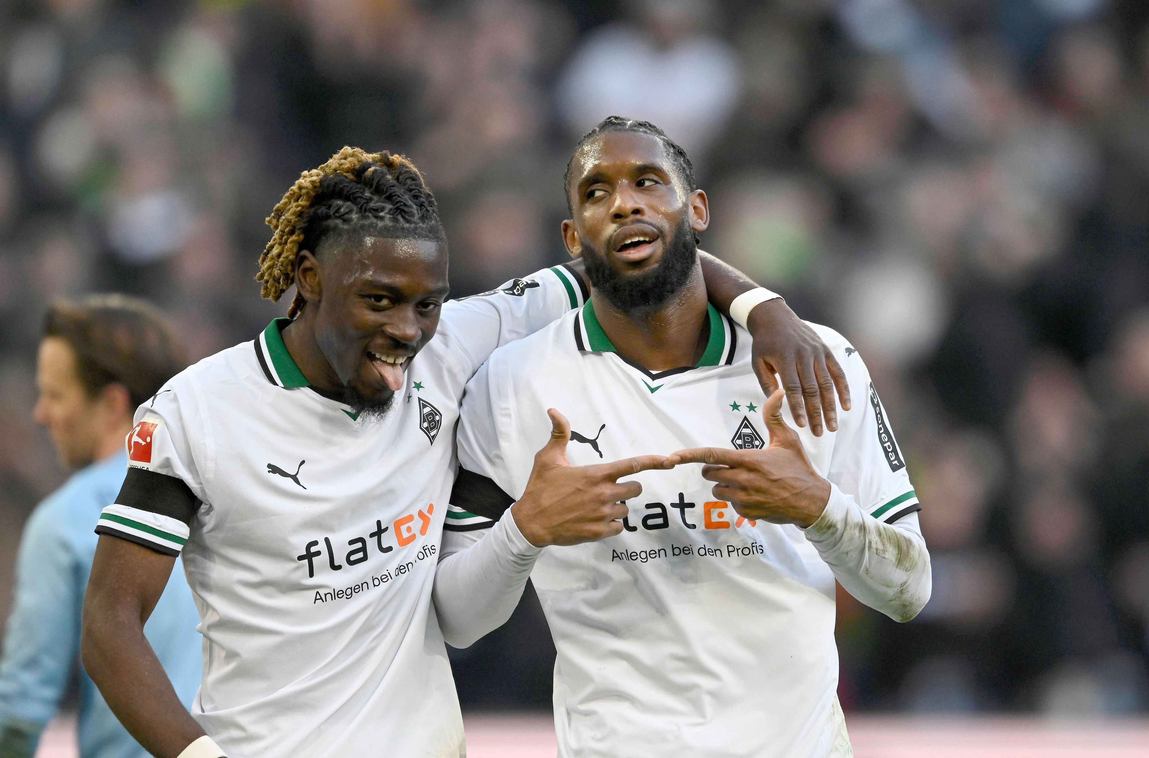 Die Gladbach-Profis Jordan Siebatcheu und Manu Koné jubeln gemeinsam im Bundesliga-Spiel gegen den VfL Bochum über ein Tor.