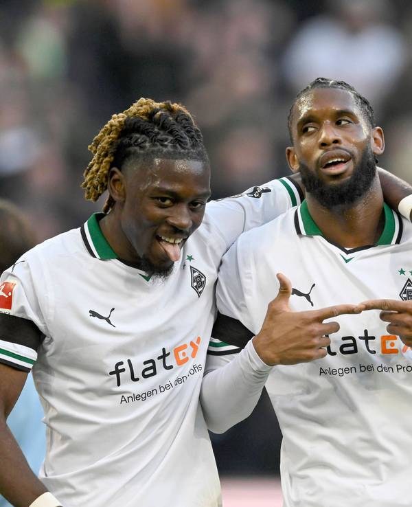 Die Gladbach-Profis Jordan Siebatcheu und Manu Koné jubeln gemeinsam im Bundesliga-Spiel gegen den VfL Bochum über ein Tor.