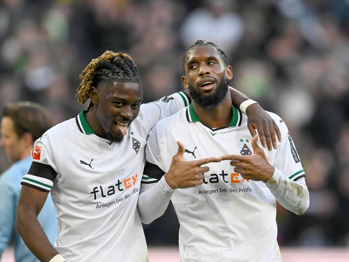 Die Gladbach-Profis Jordan Siebatcheu und Manu Koné jubeln gemeinsam im Bundesliga-Spiel gegen den VfL Bochum über ein Tor.