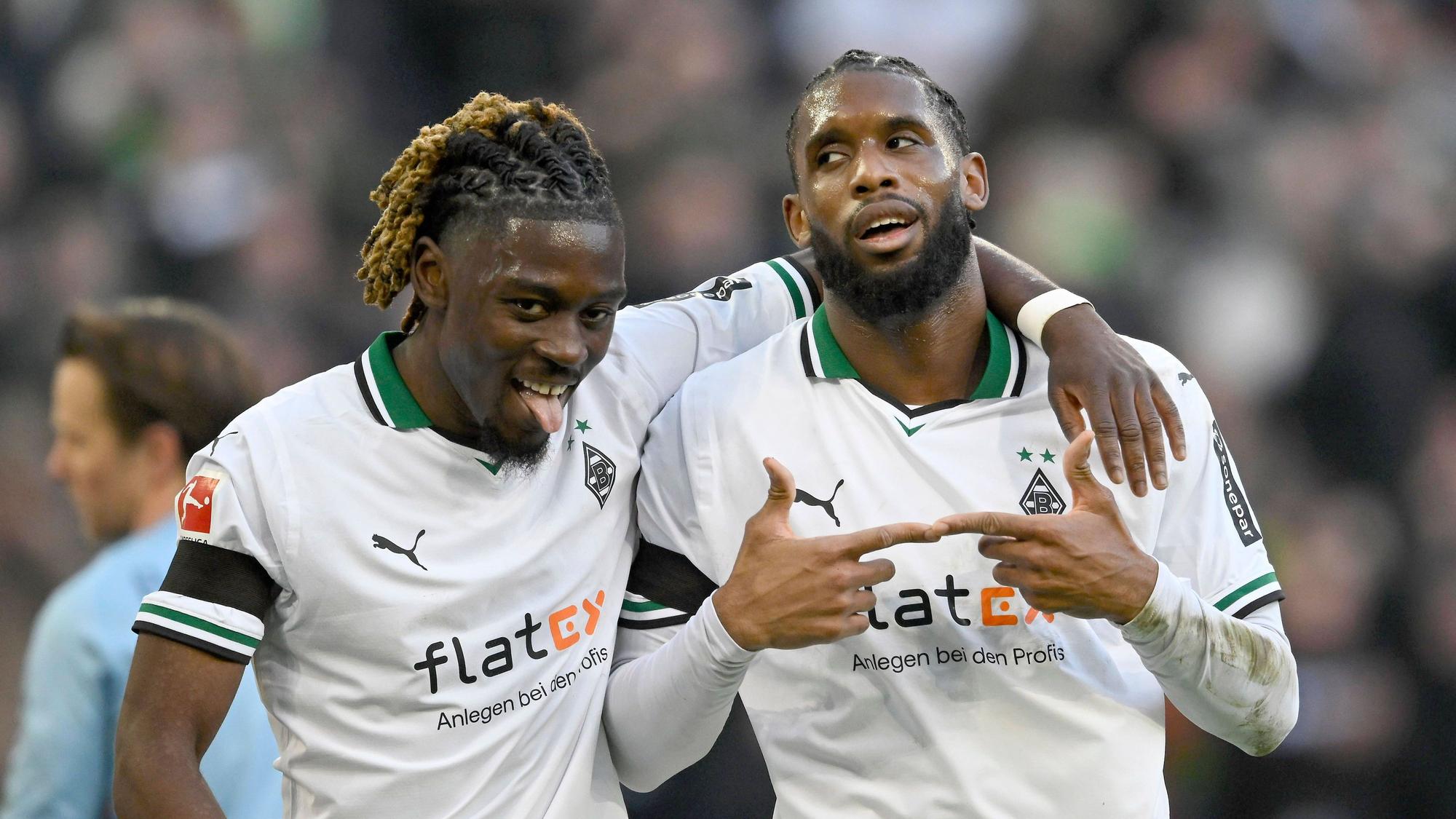 Die Gladbach-Profis Jordan Siebatcheu und Manu Koné jubeln gemeinsam im Bundesliga-Spiel gegen den VfL Bochum über ein Tor.