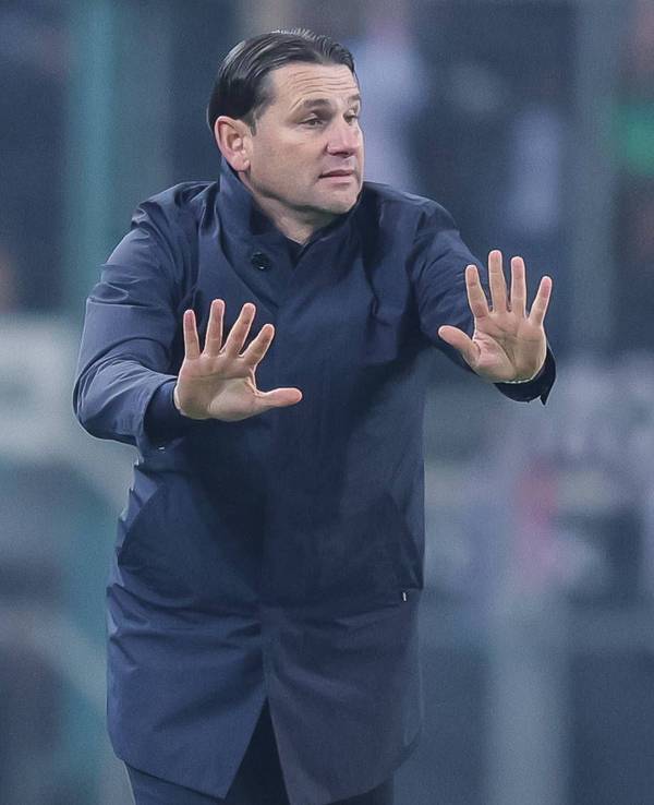 Borussia Mönchengladbachs Trainer Gerardo Seoane steht beim Bundesliga-Spiel gegen Eintracht Frankfurt am Spielfeldrand und mahnt mit beiden Händen zur Ruhe.