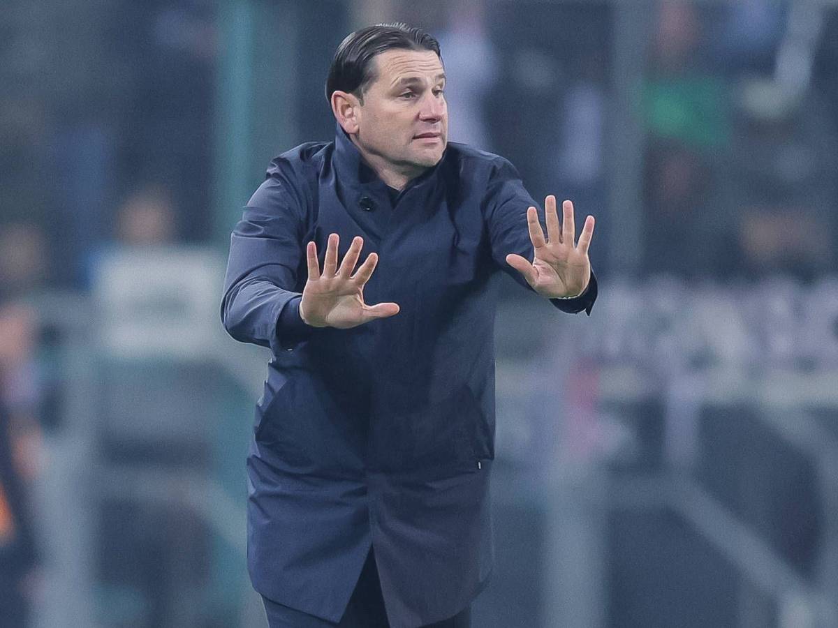 Borussia Mönchengladbachs Trainer Gerardo Seoane steht beim Bundesliga-Spiel gegen Eintracht Frankfurt am Spielfeldrand und mahnt mit beiden Händen zur Ruhe.