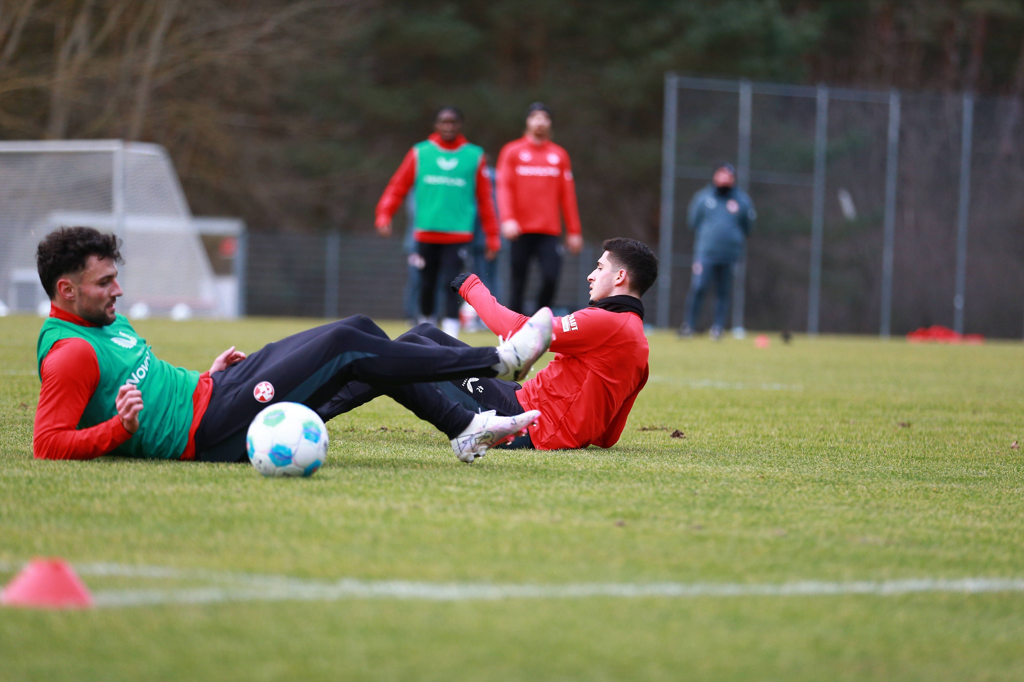 Grant Ranos sitzt frustriert im Training auf dem Boden.