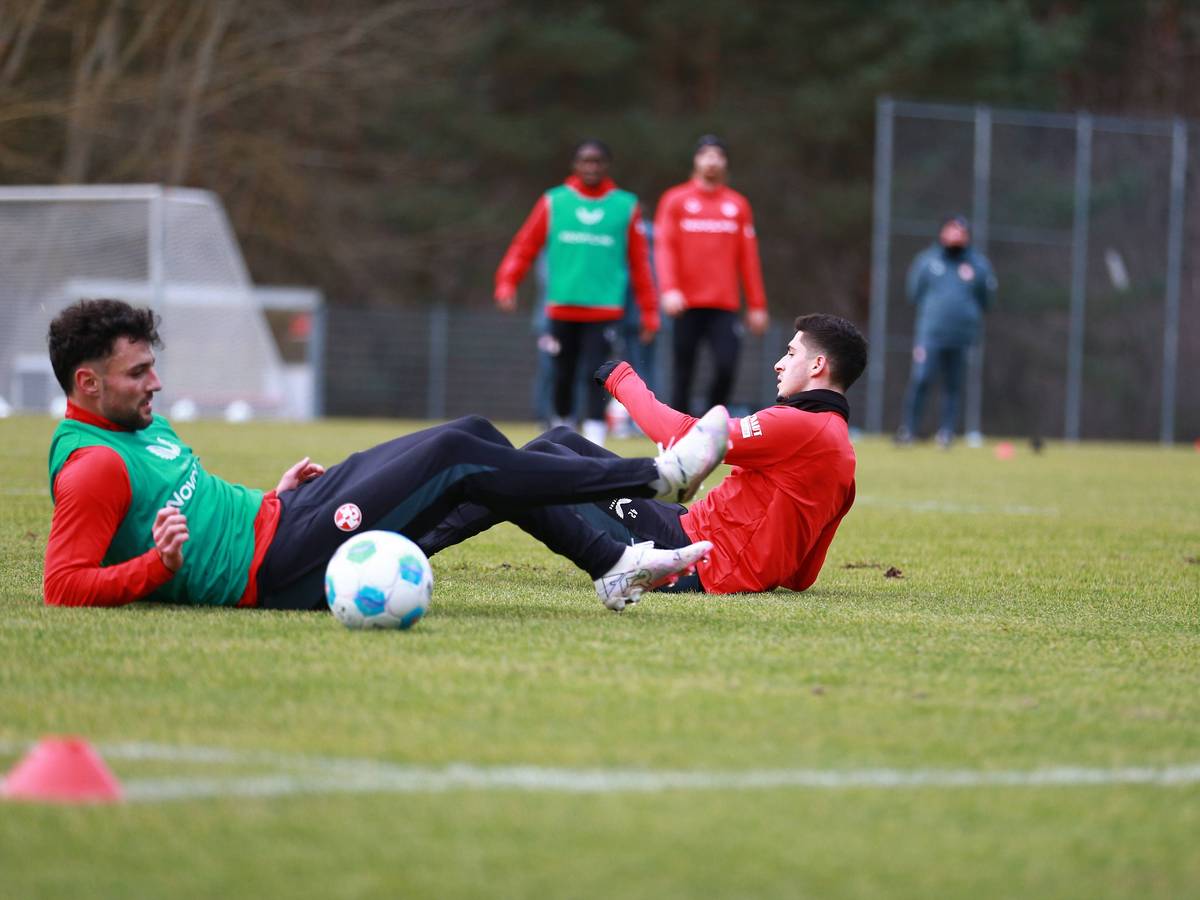 Grant Ranos sitzt frustriert im Training auf dem Boden.