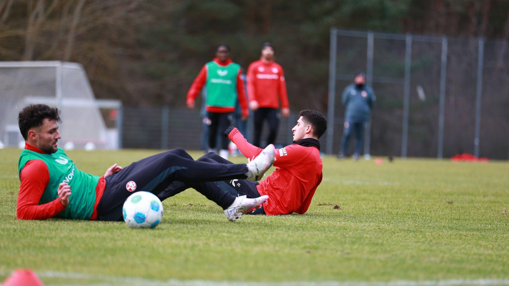 Grant Ranos sitzt frustriert im Training auf dem Boden.