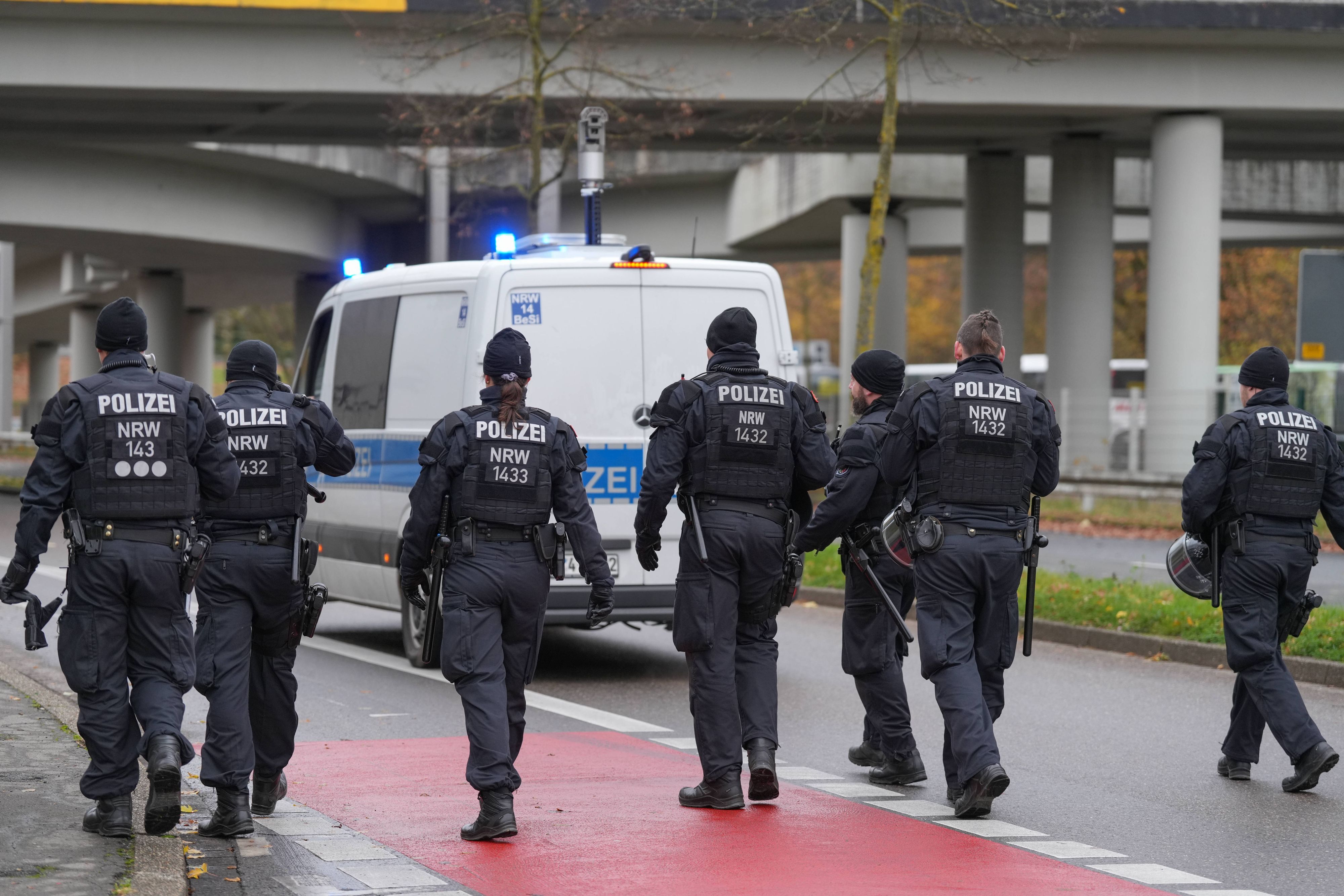 Polizei auf der Straße in Mönchengladbach.
