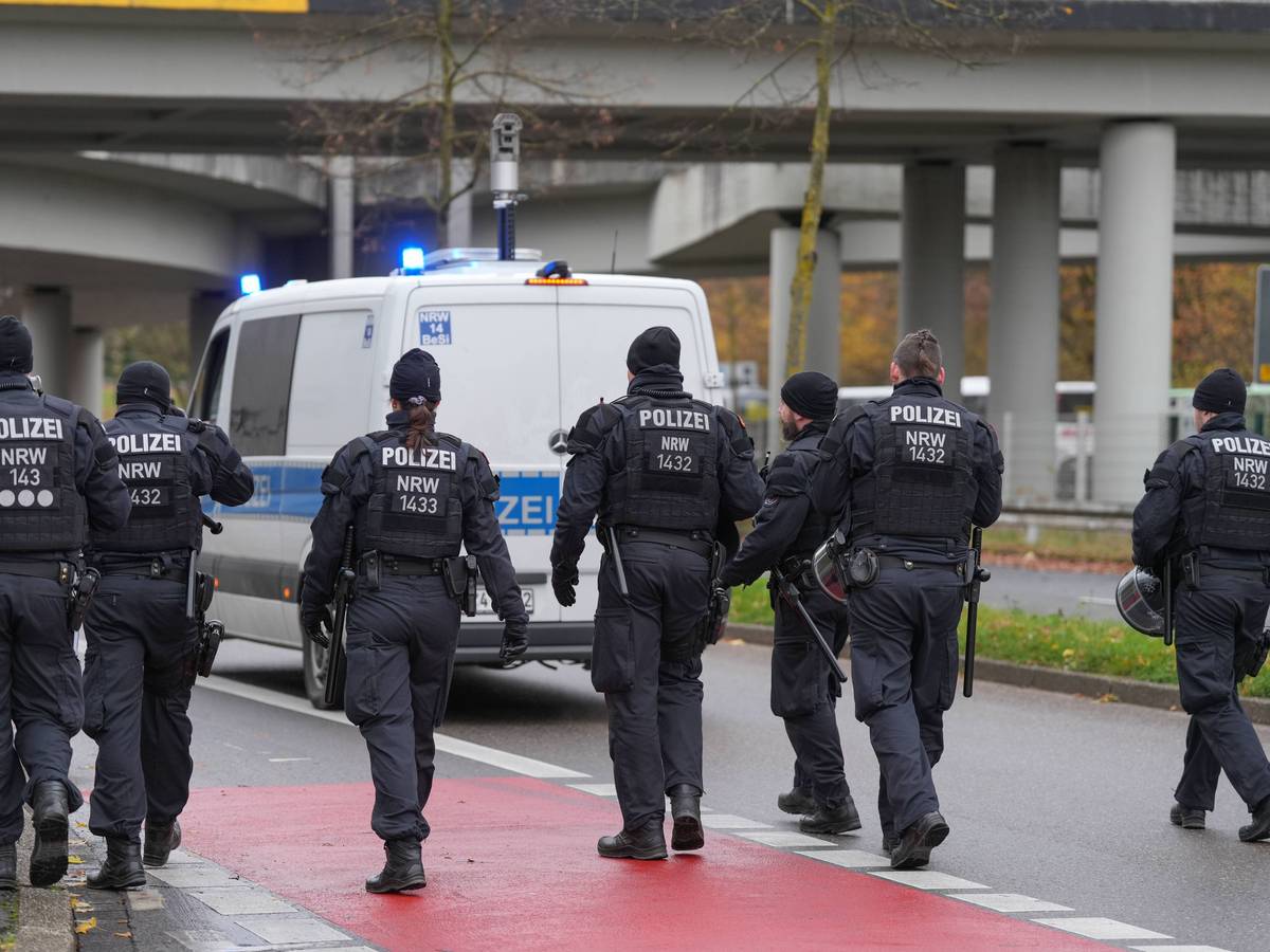 Polizei auf der Straße in Mönchengladbach.