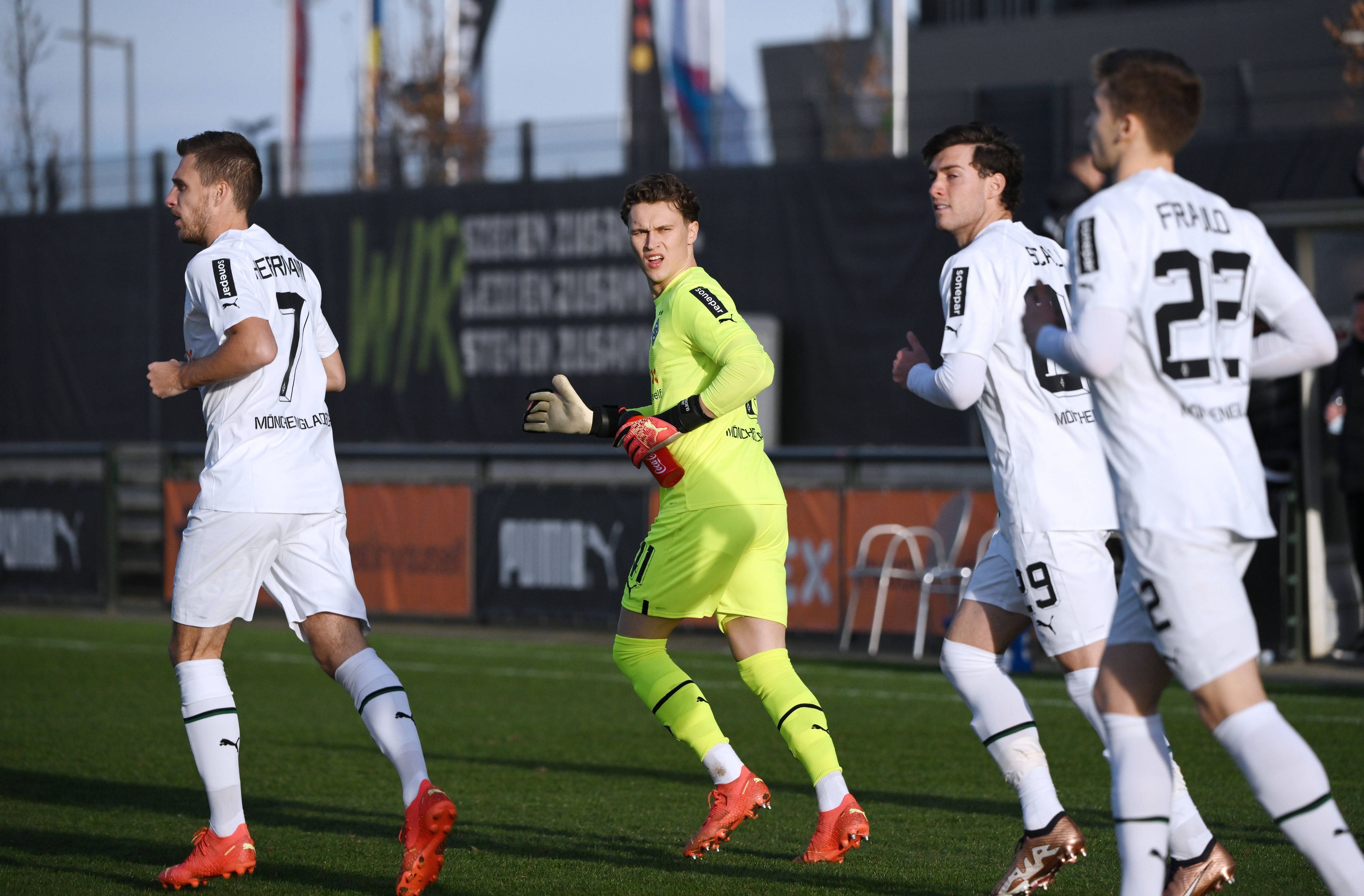 Spieler von Borussia Mönchengladbach laufen auf dem Platz ein.