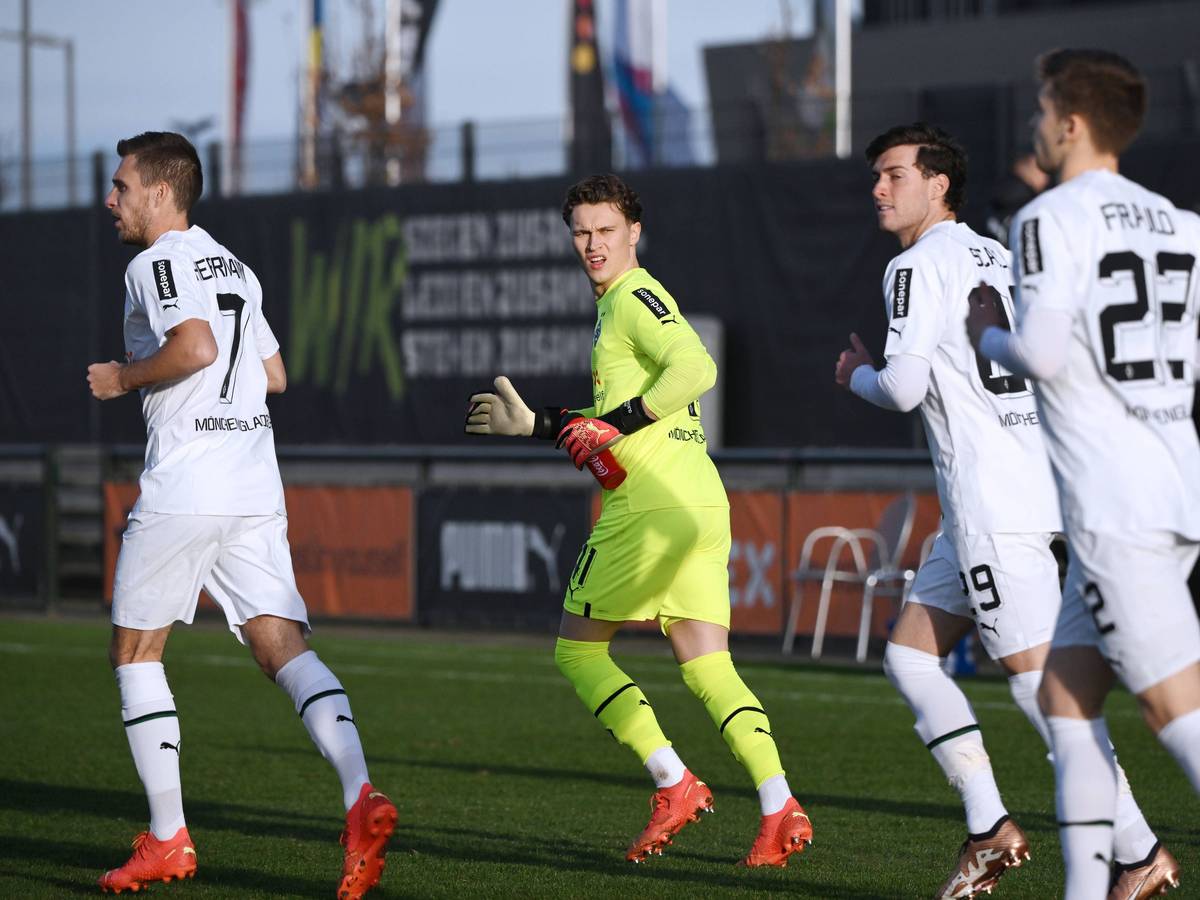 Spieler von Borussia Mönchengladbach laufen auf dem Platz ein.