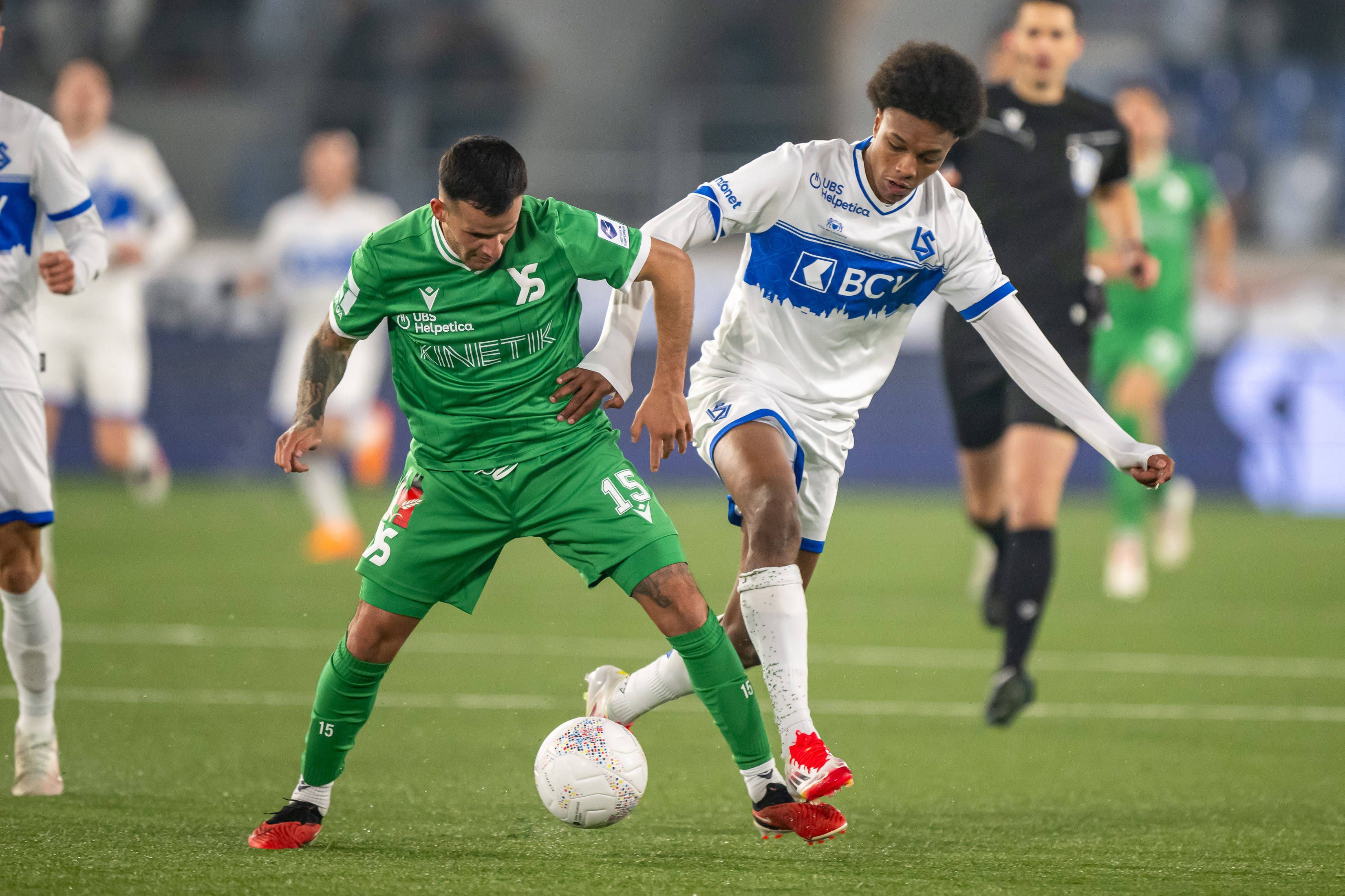Alvyn Sanches steckt seinem Gegenspieler den Ball geschickt durch die Beine.