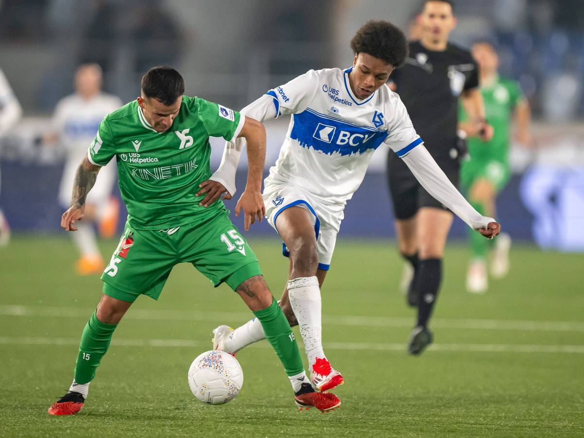 Alvyn Sanches steckt seinem Gegenspieler den Ball geschickt durch die Beine.