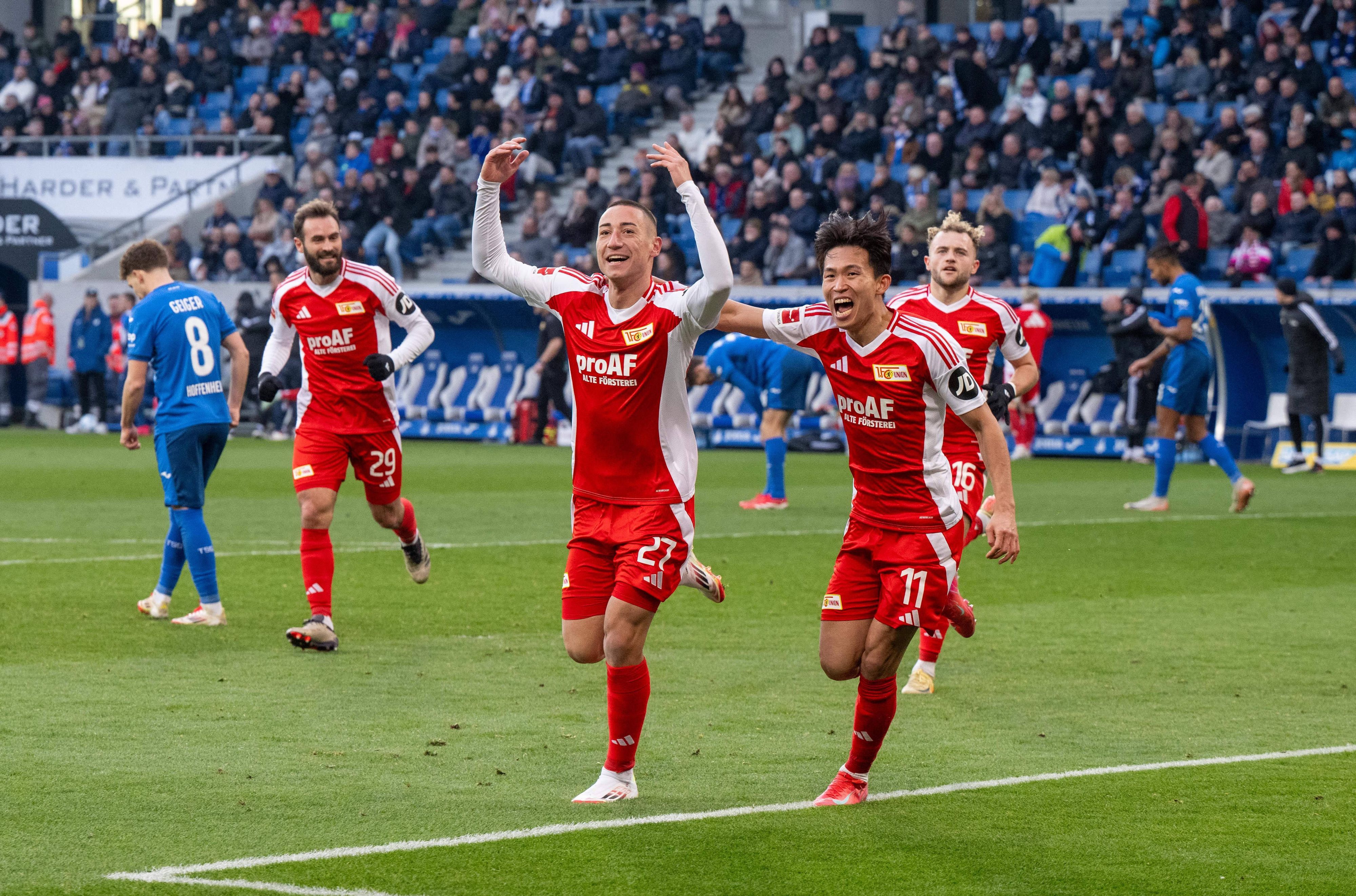 Spieler von Union Berlin bejubeln einen Treffer.