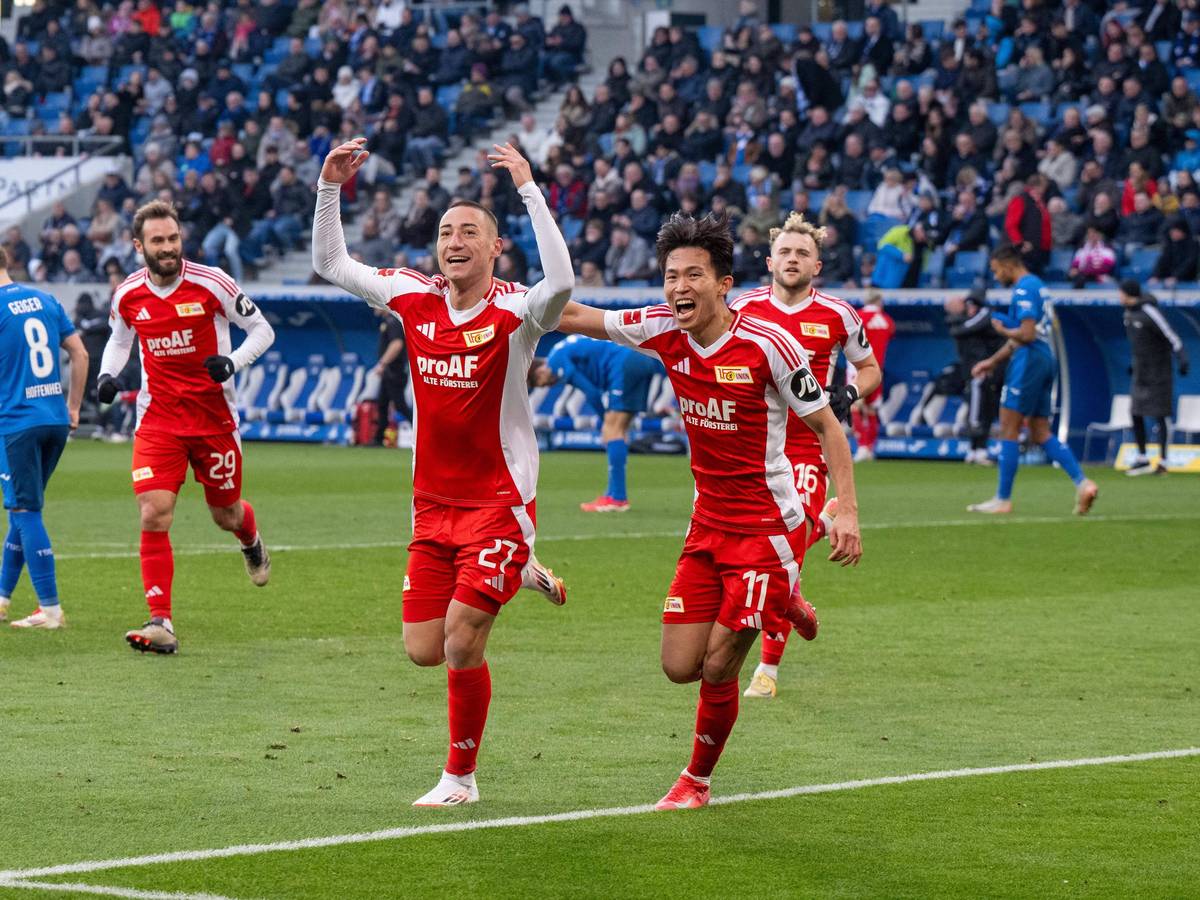 Spieler von Union Berlin bejubeln einen Treffer.