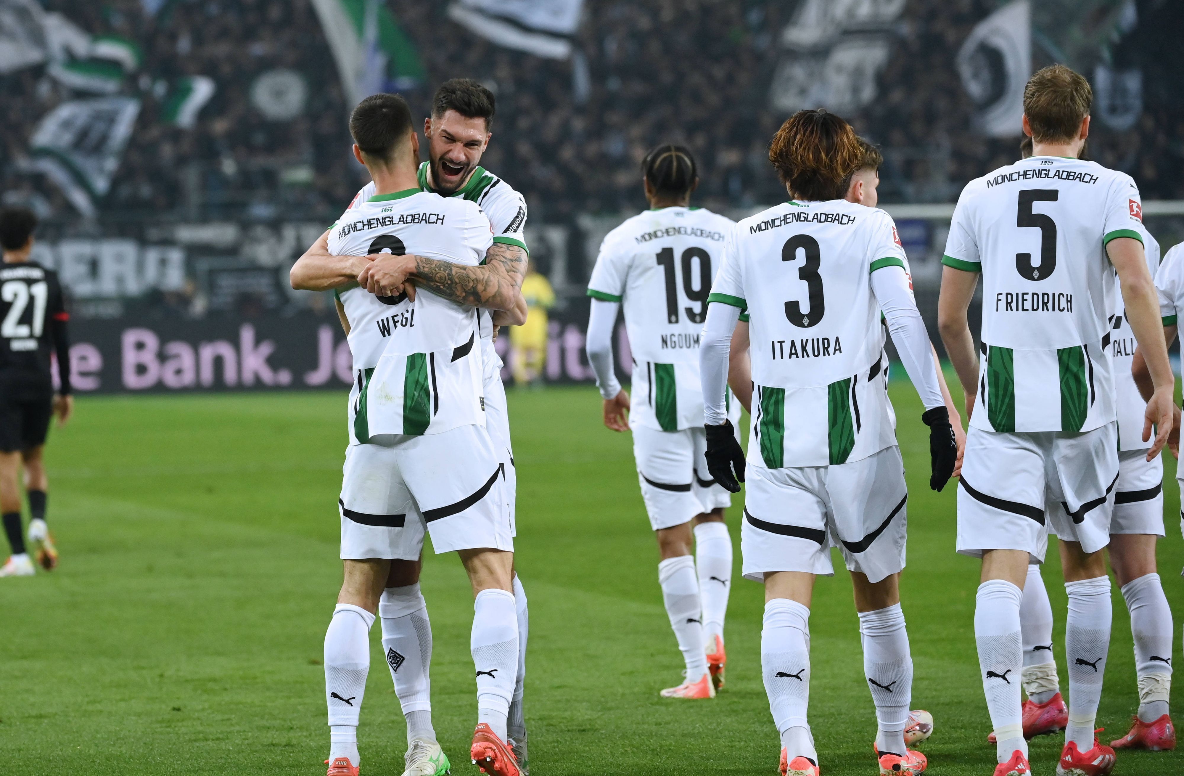 Spieler von Borussia Mönchengladbach bejubeln einen Treffer.