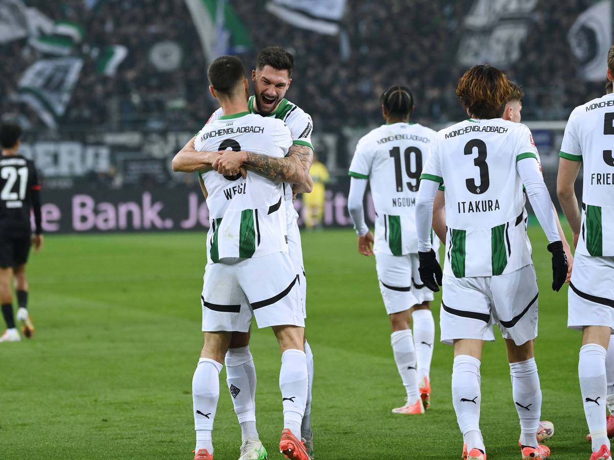 Spieler von Borussia Mönchengladbach bejubeln einen Treffer.