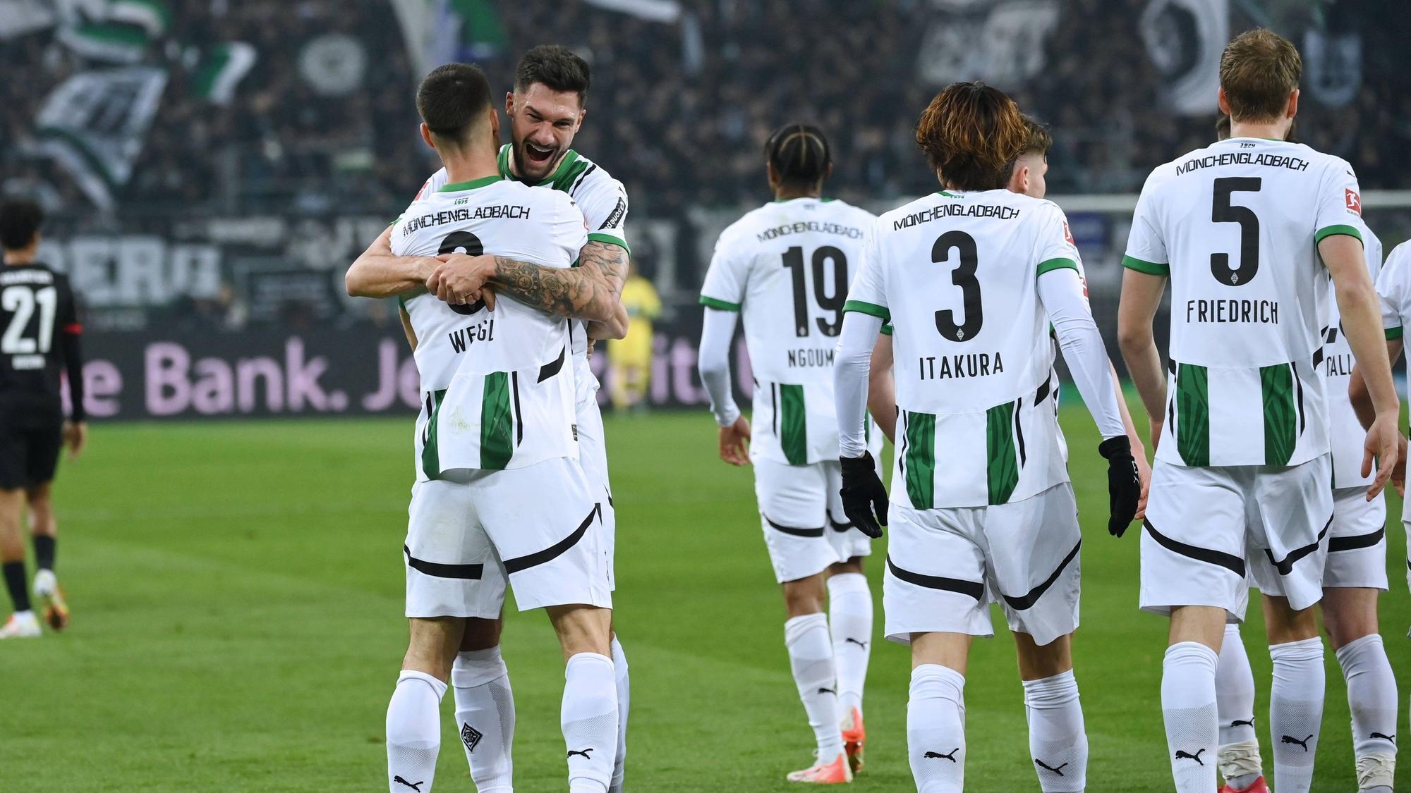 Spieler von Borussia Mönchengladbach bejubeln einen Treffer.