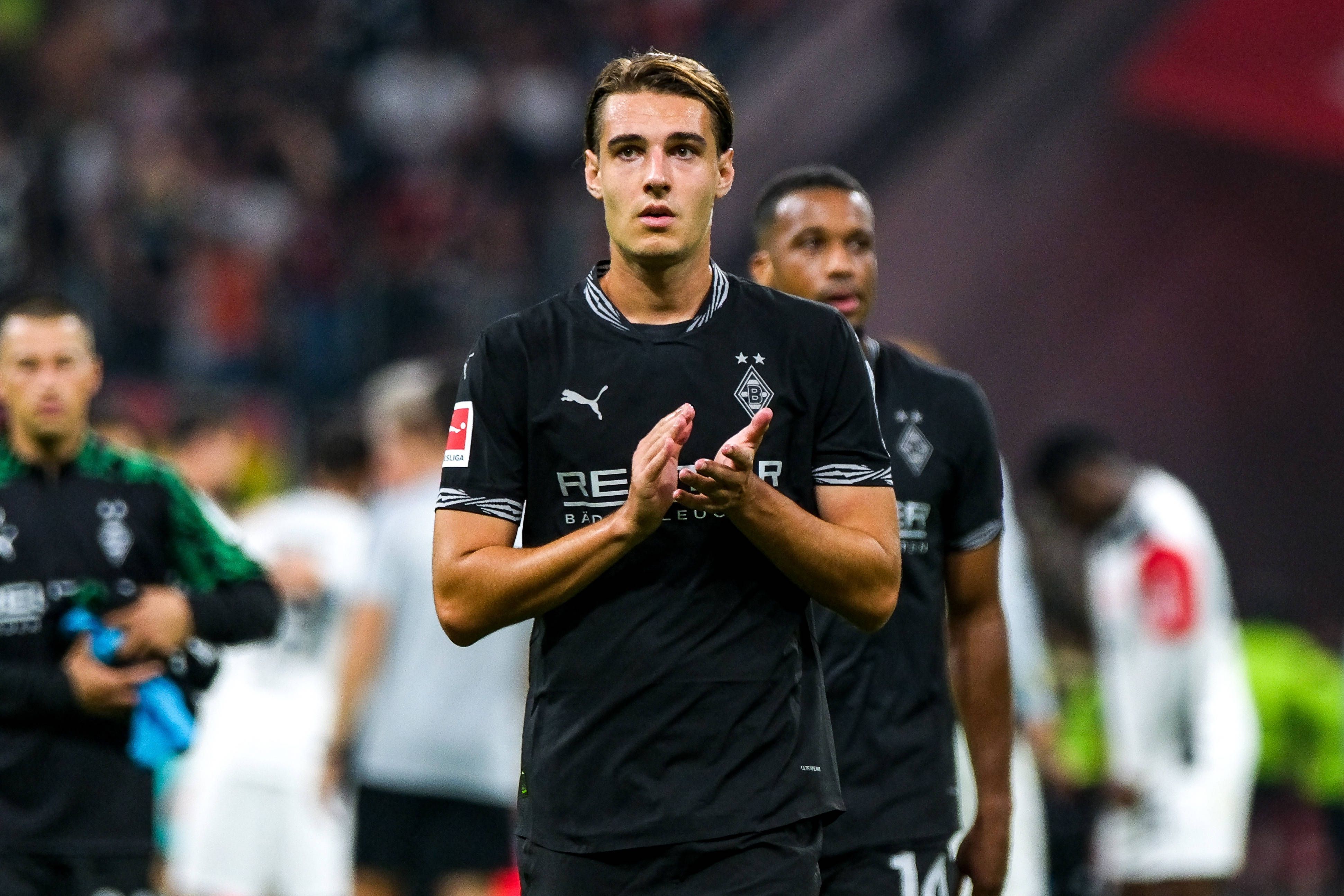 Florian Neuhaus klatscht nach einem Spiel von Borussia Mönchengladbach.