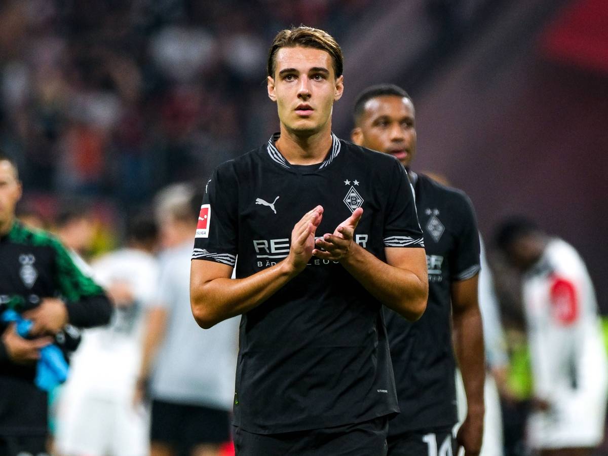 Florian Neuhaus klatscht nach einem Spiel von Borussia Mönchengladbach.