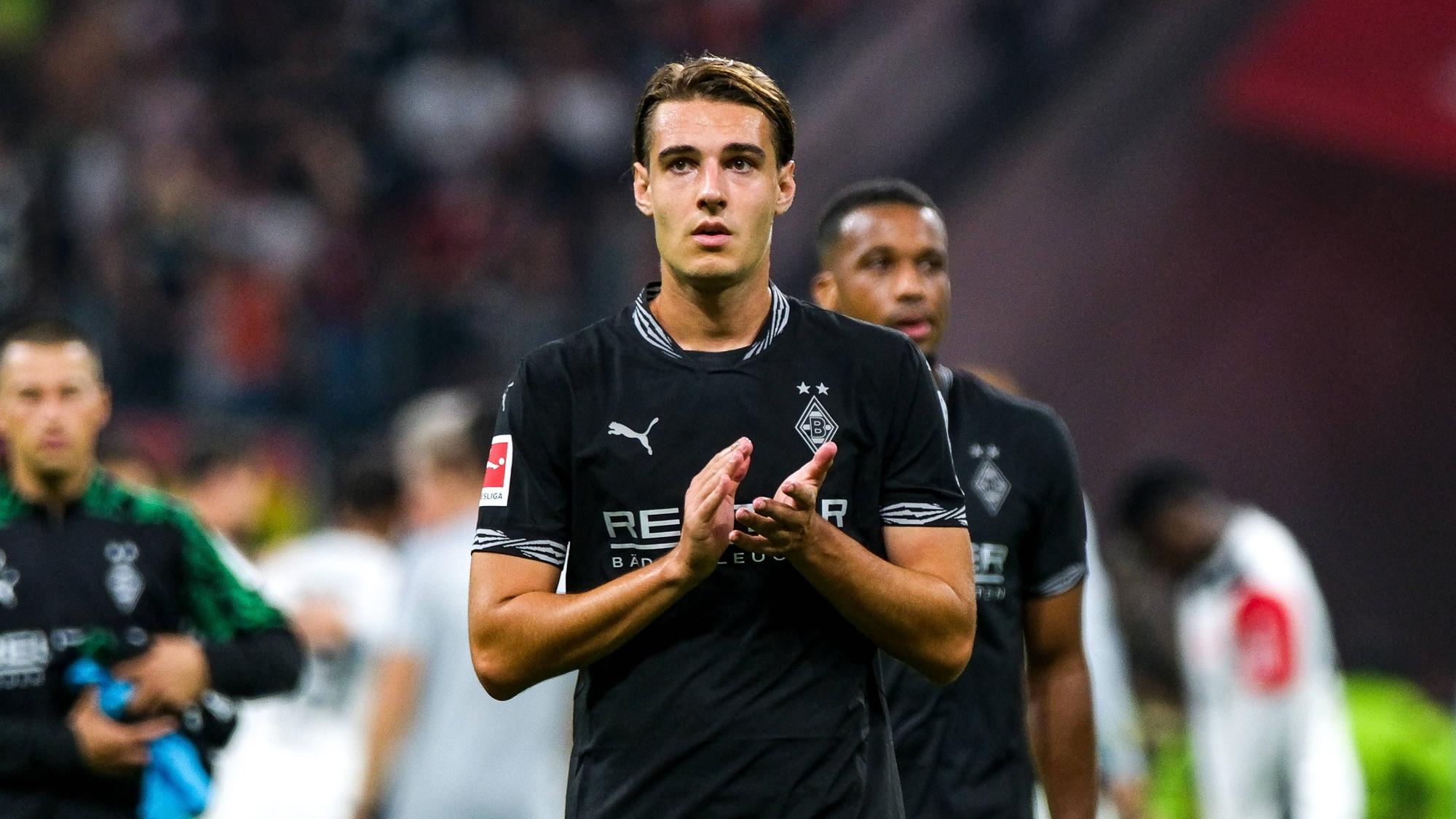 Florian Neuhaus klatscht nach einem Spiel von Borussia Mönchengladbach.
