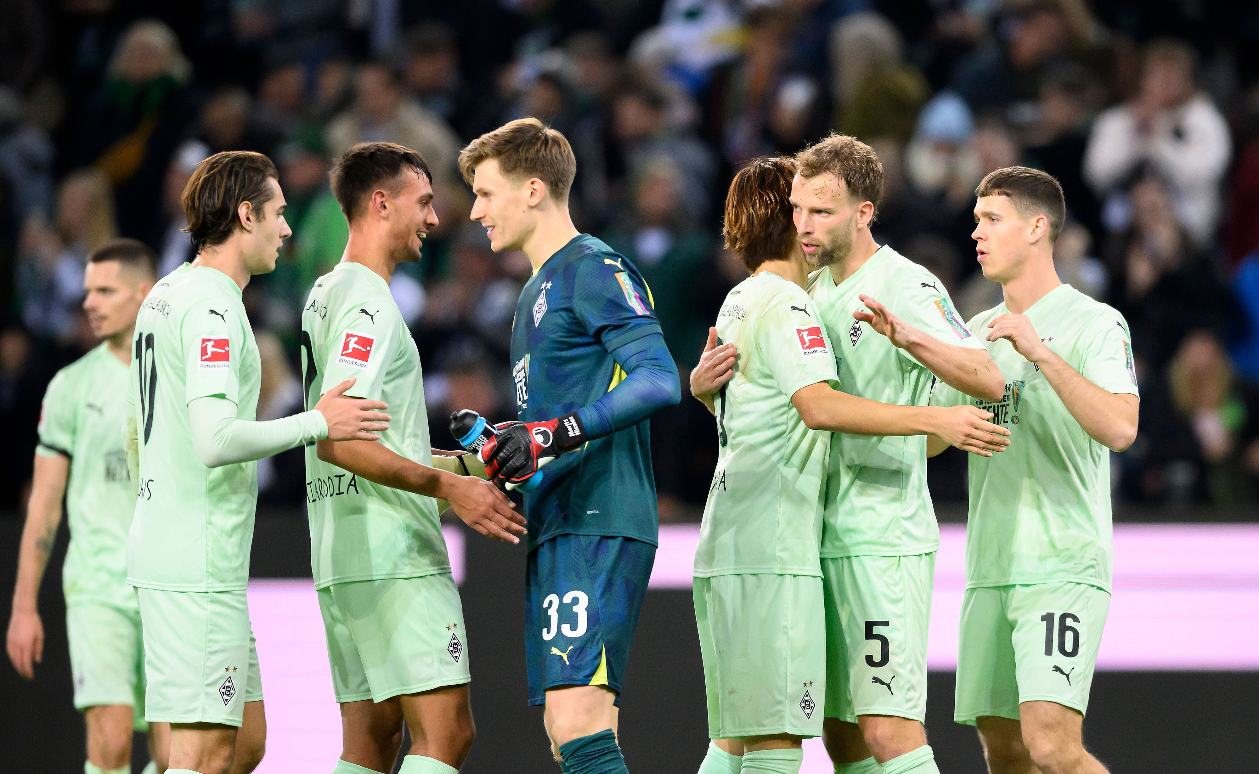 Schlussjubel bei Spielern von Borussia Mönchengladbach.