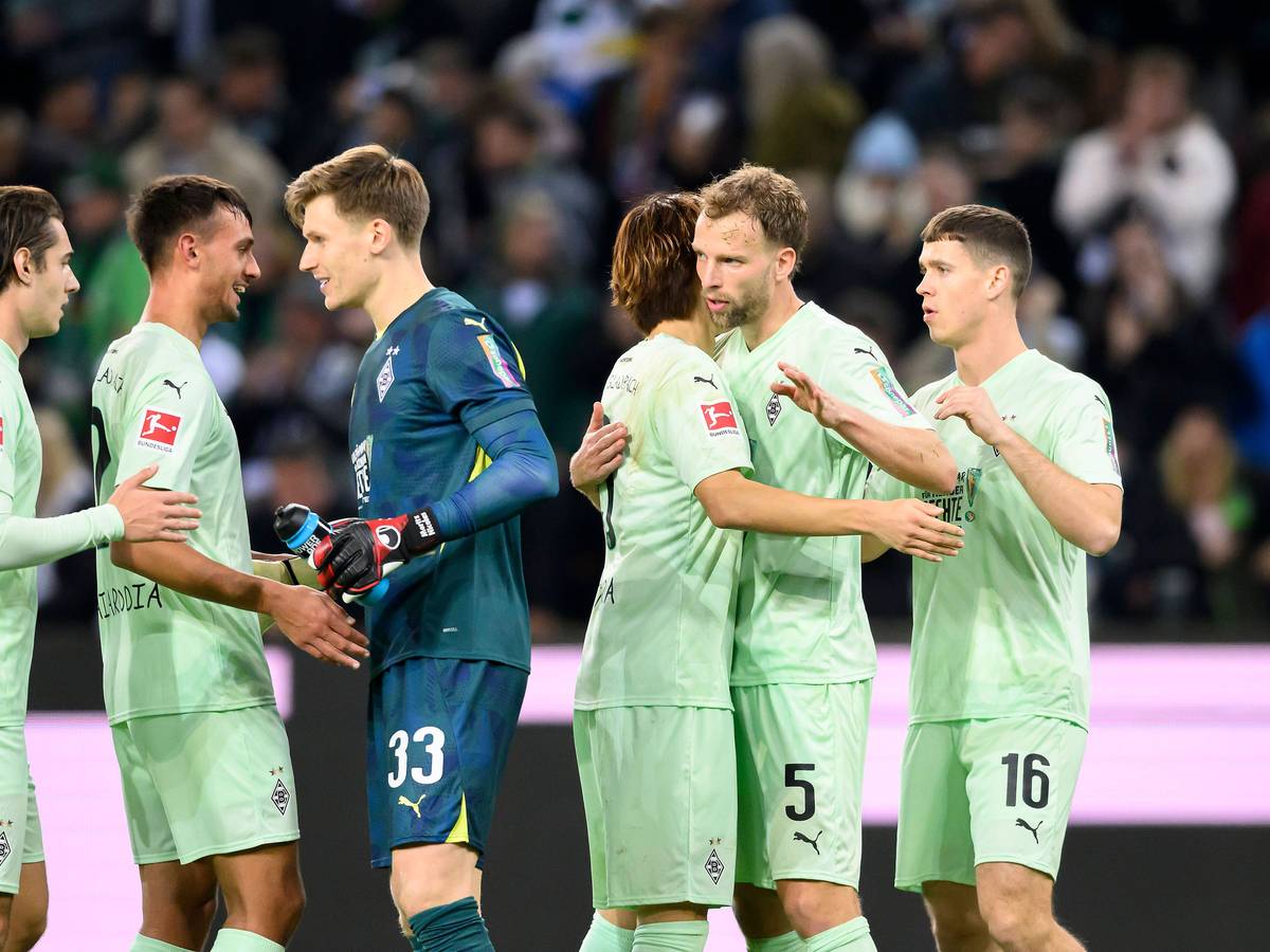 Schlussjubel bei Spielern von Borussia Mönchengladbach.