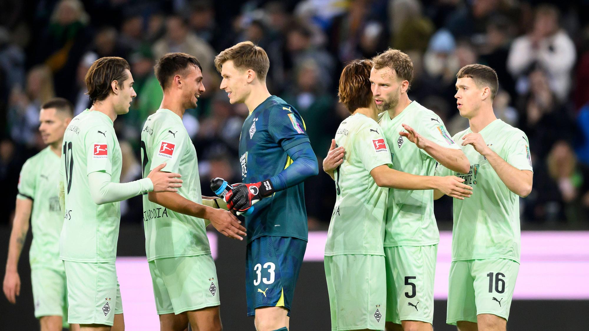 Schlussjubel bei Spielern von Borussia Mönchengladbach.