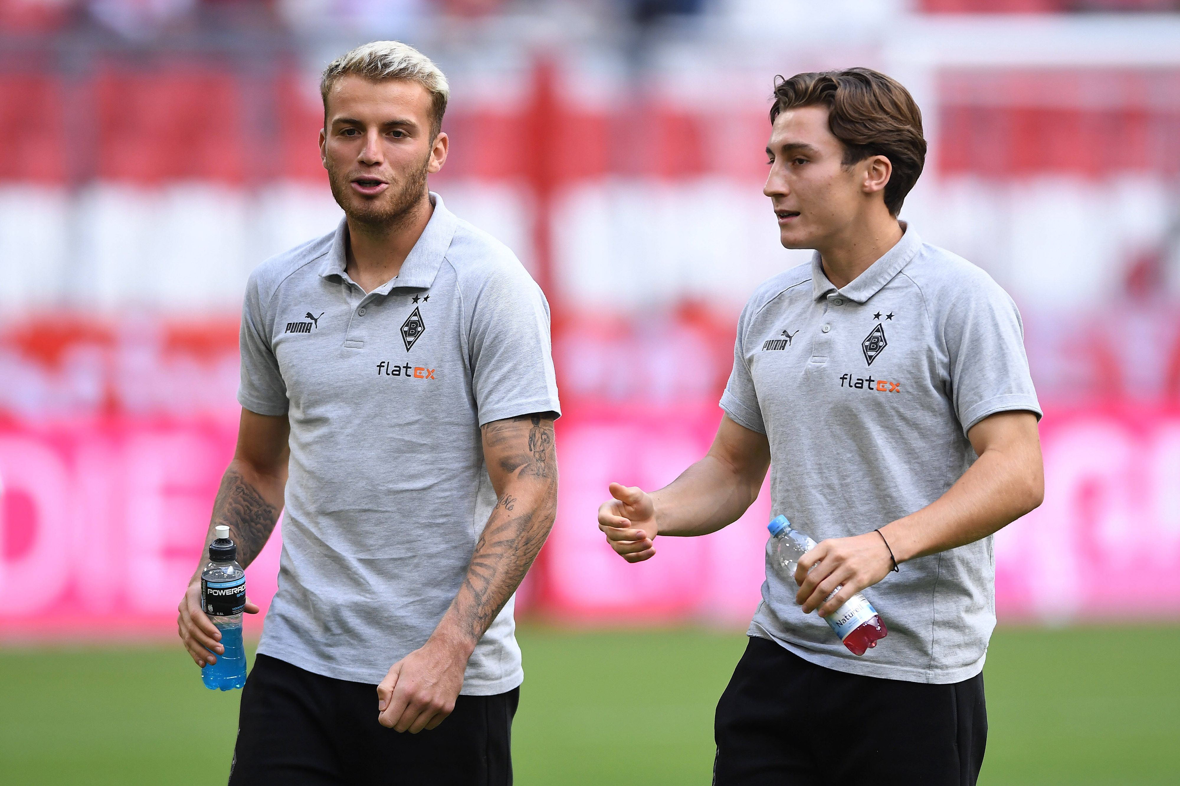 Jordan Beyer und Rocco Reitz im Fohlen-Trikot vor einem Spiel.