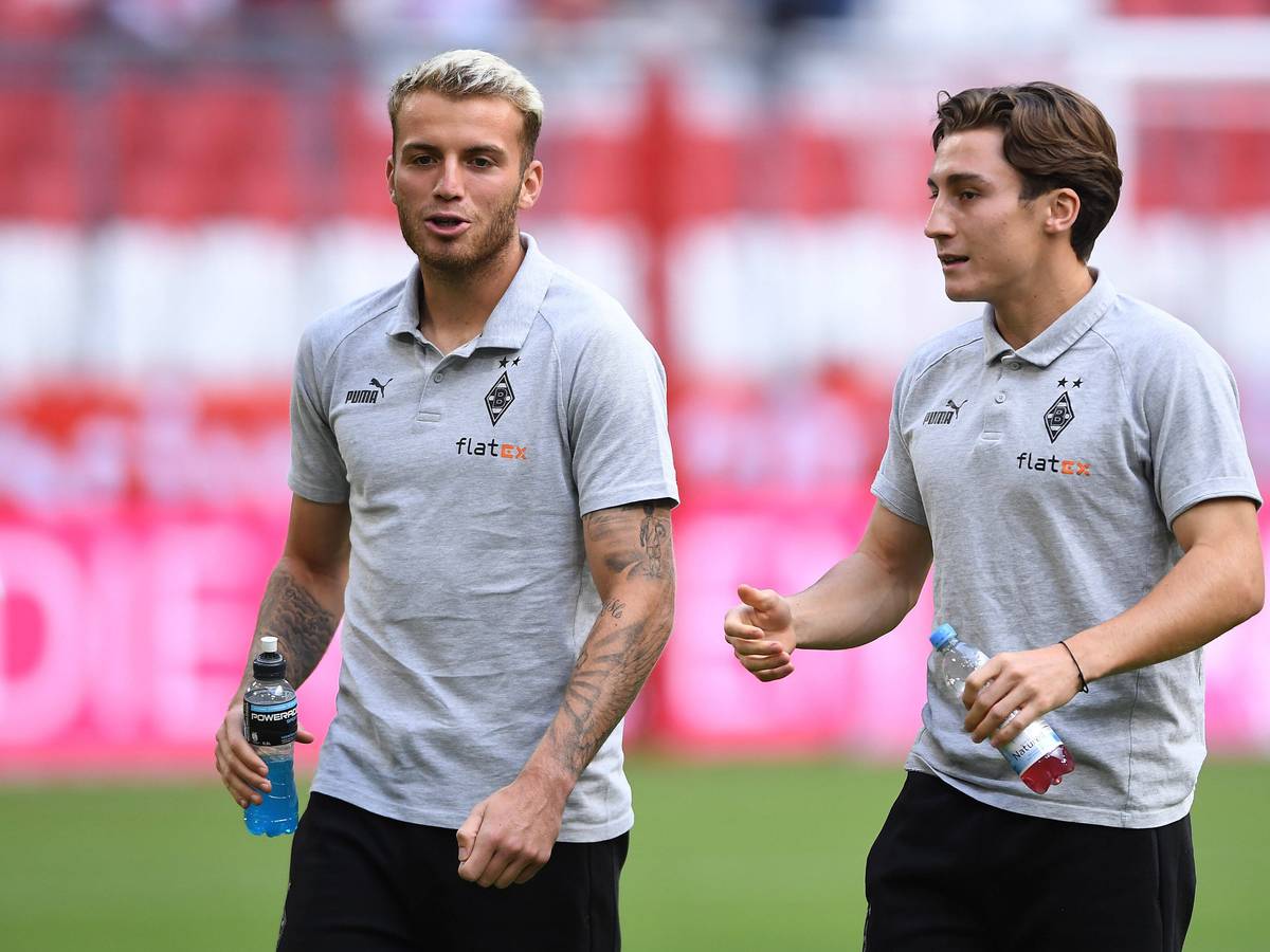 Jordan Beyer und Rocco Reitz im Fohlen-Trikot vor einem Spiel.