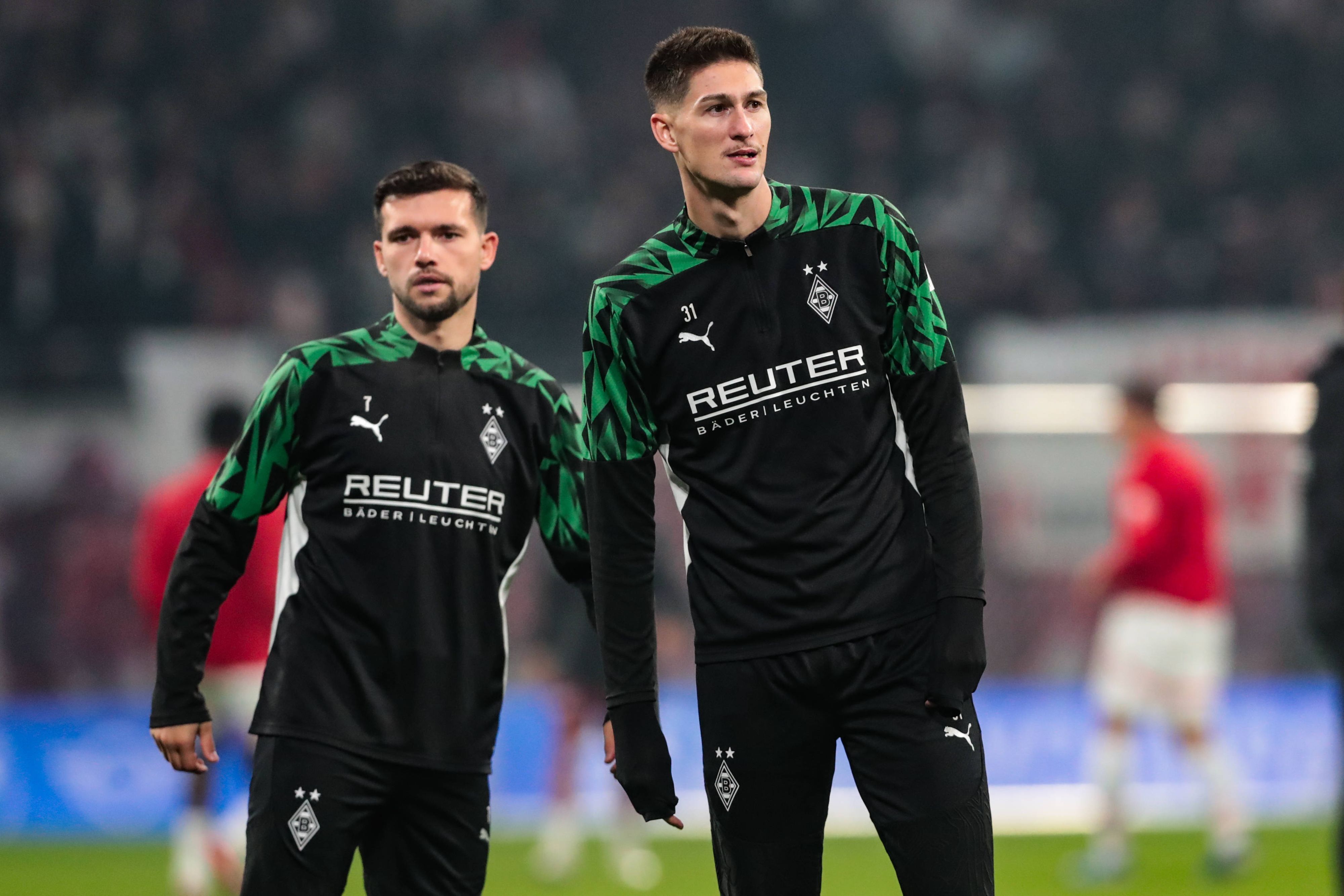 Die Gladbach-Profis Kevin Stöger und Tomas Cvancara stehen beim Auswärtsspiel gegen RB Leipzig nebeneinander auf dem Platz.