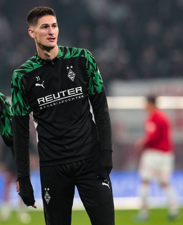 Die Gladbach-Profis Kevin Stöger und Tomas Cvancara stehen beim Auswärtsspiel gegen RB Leipzig nebeneinander auf dem Platz.