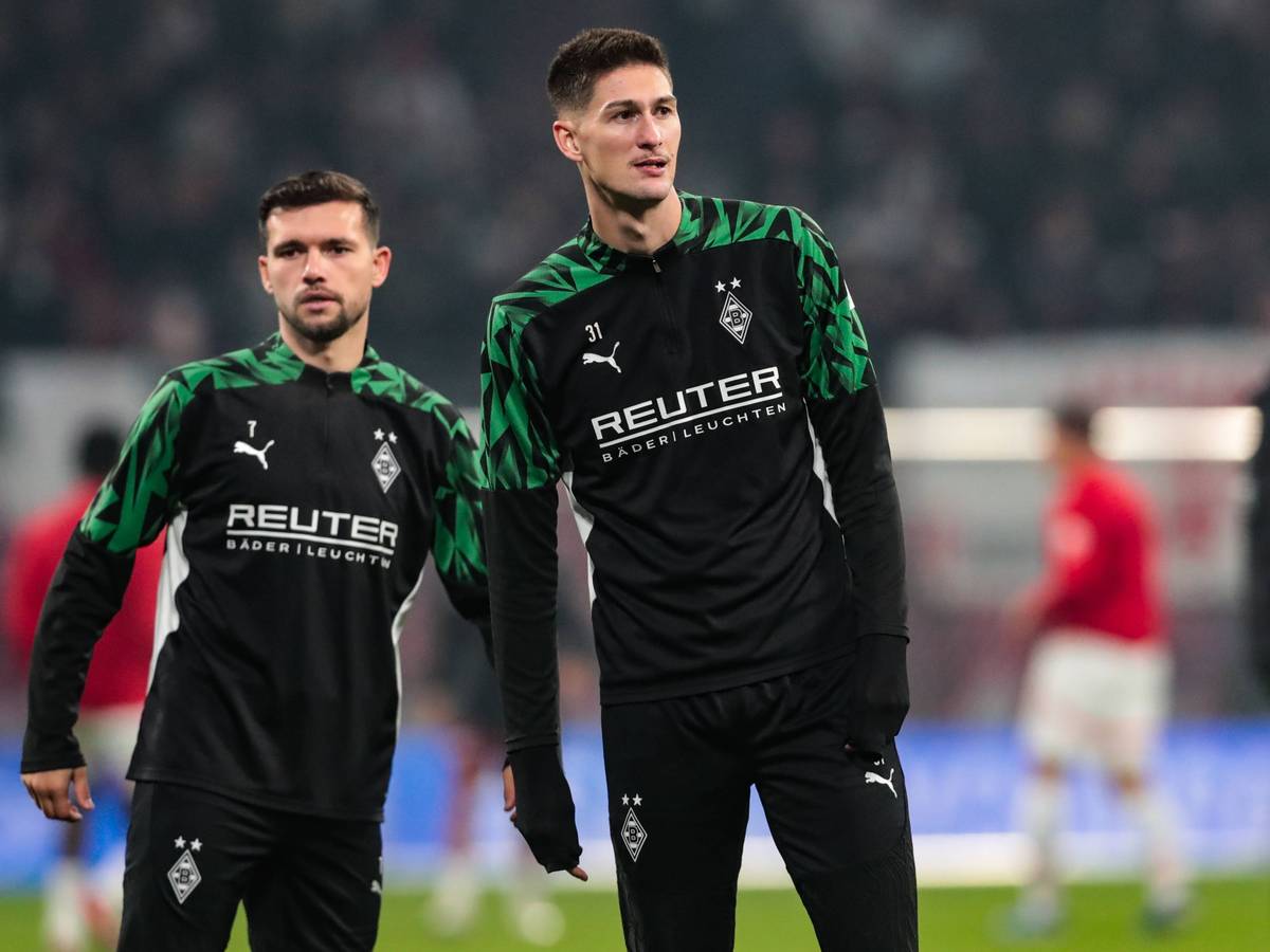 Die Gladbach-Profis Kevin Stöger und Tomas Cvancara stehen beim Auswärtsspiel gegen RB Leipzig nebeneinander auf dem Platz.