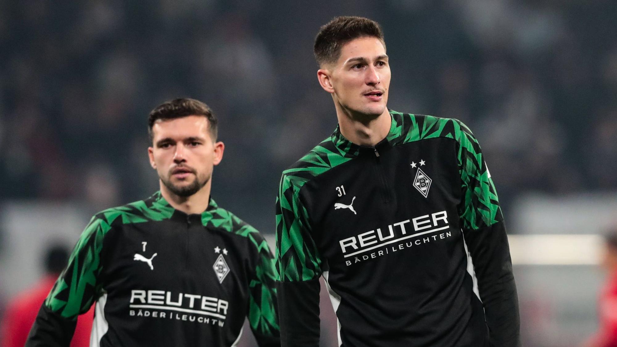 Die Gladbach-Profis Kevin Stöger und Tomas Cvancara stehen beim Auswärtsspiel gegen RB Leipzig nebeneinander auf dem Platz.