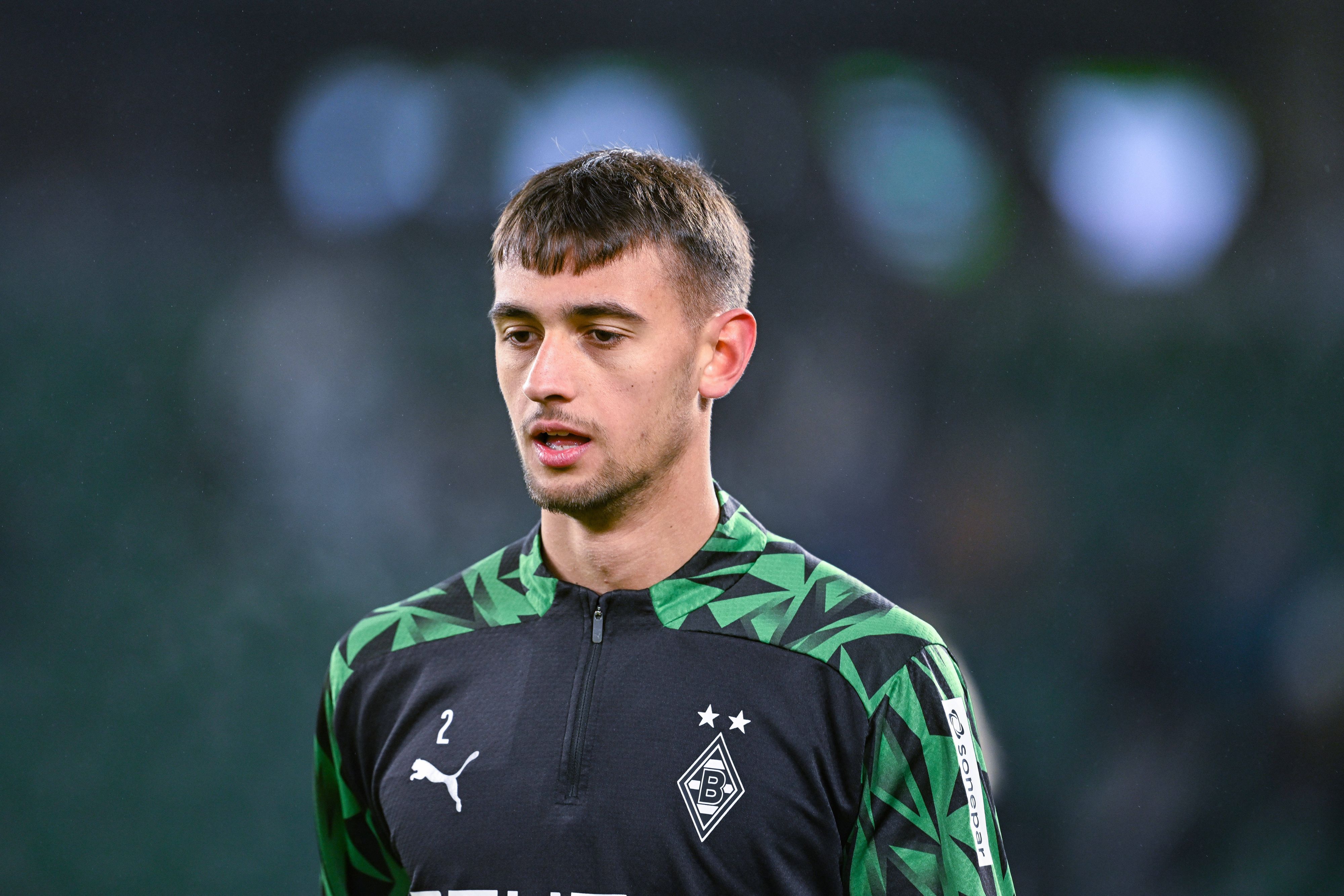 Borussia Mönchengladbachs Fabio Chiarodia läuft beim Bundesliga-Auswärtsspiel gegen den VfL Wolfsburg über den Platz und hat den Blick nach unten gerichtet.