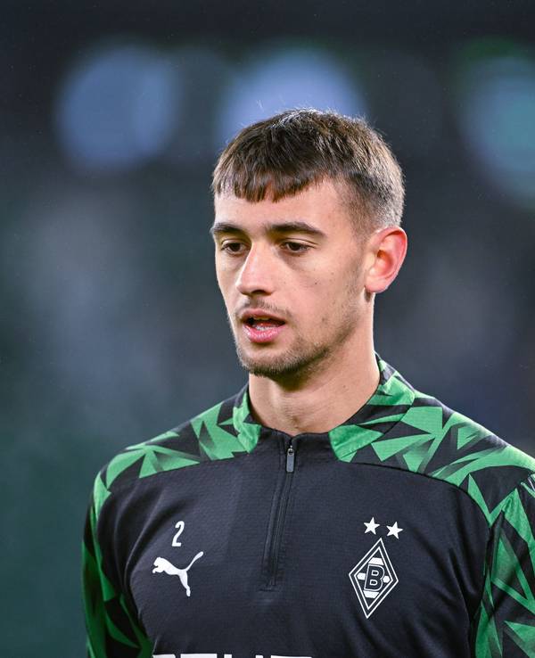 Borussia Mönchengladbachs Fabio Chiarodia läuft beim Bundesliga-Auswärtsspiel gegen den VfL Wolfsburg über den Platz und hat den Blick nach unten gerichtet.