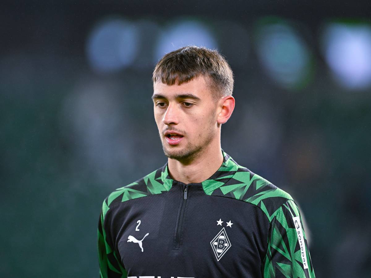 Borussia Mönchengladbachs Fabio Chiarodia läuft beim Bundesliga-Auswärtsspiel gegen den VfL Wolfsburg über den Platz und hat den Blick nach unten gerichtet.