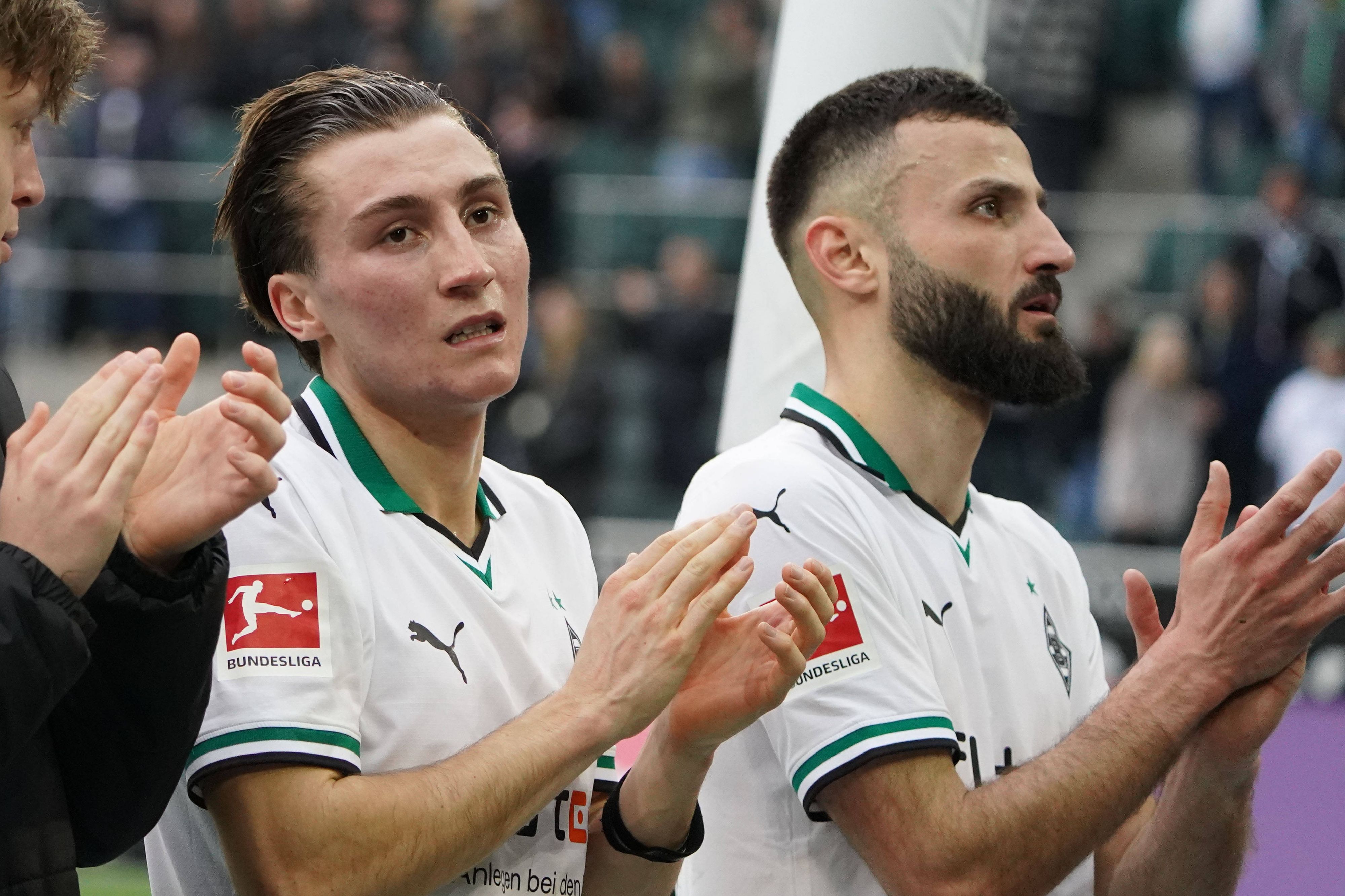 Rocco Reitz und Franck Honorat applaudieren den Fans.