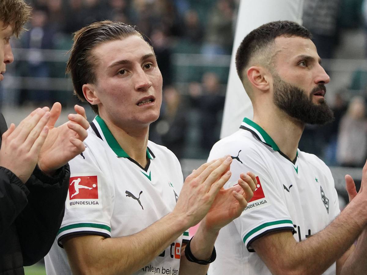 Rocco Reitz und Franck Honorat applaudieren den Fans.