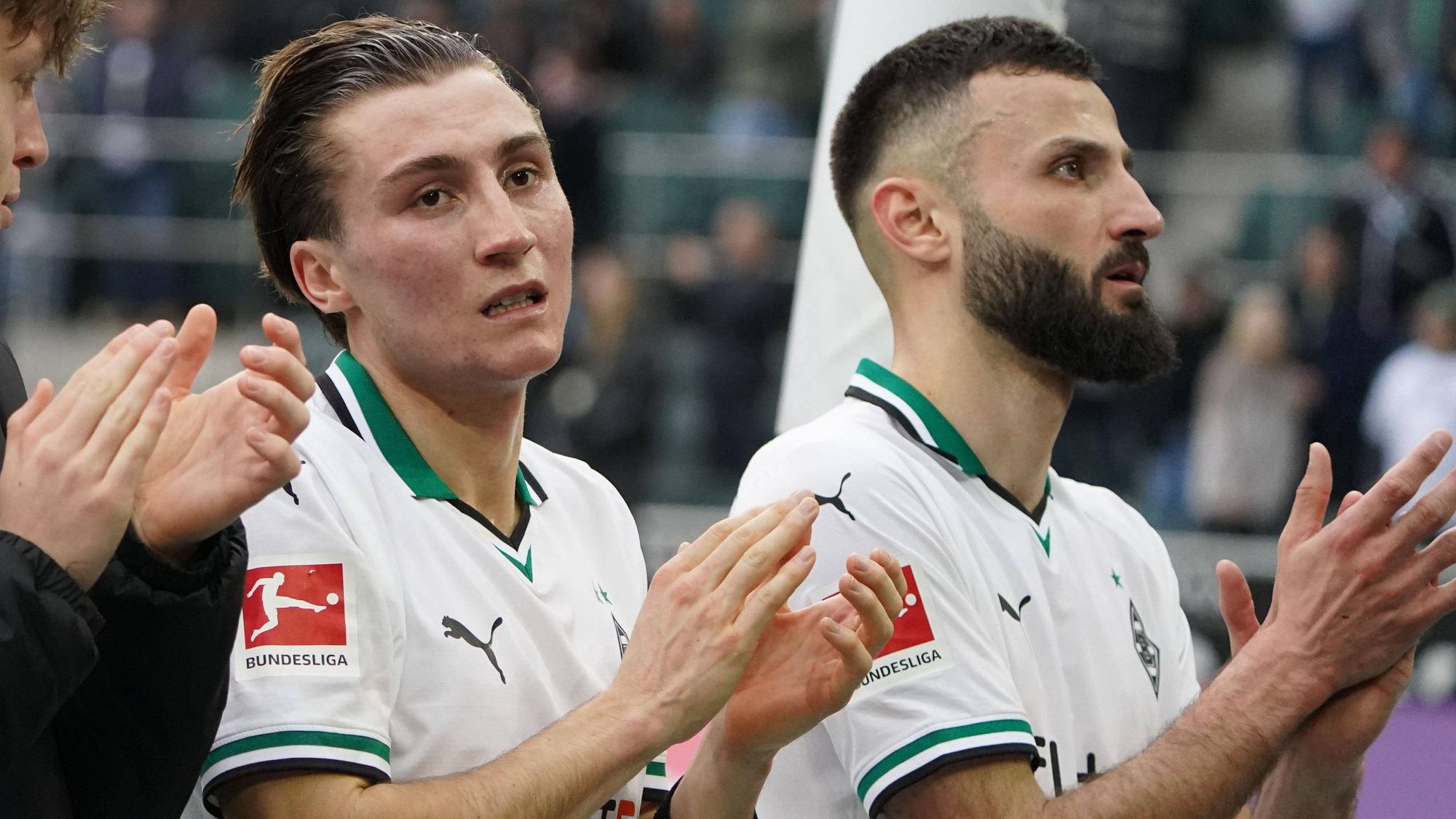 Rocco Reitz und Franck Honorat applaudieren den Fans.