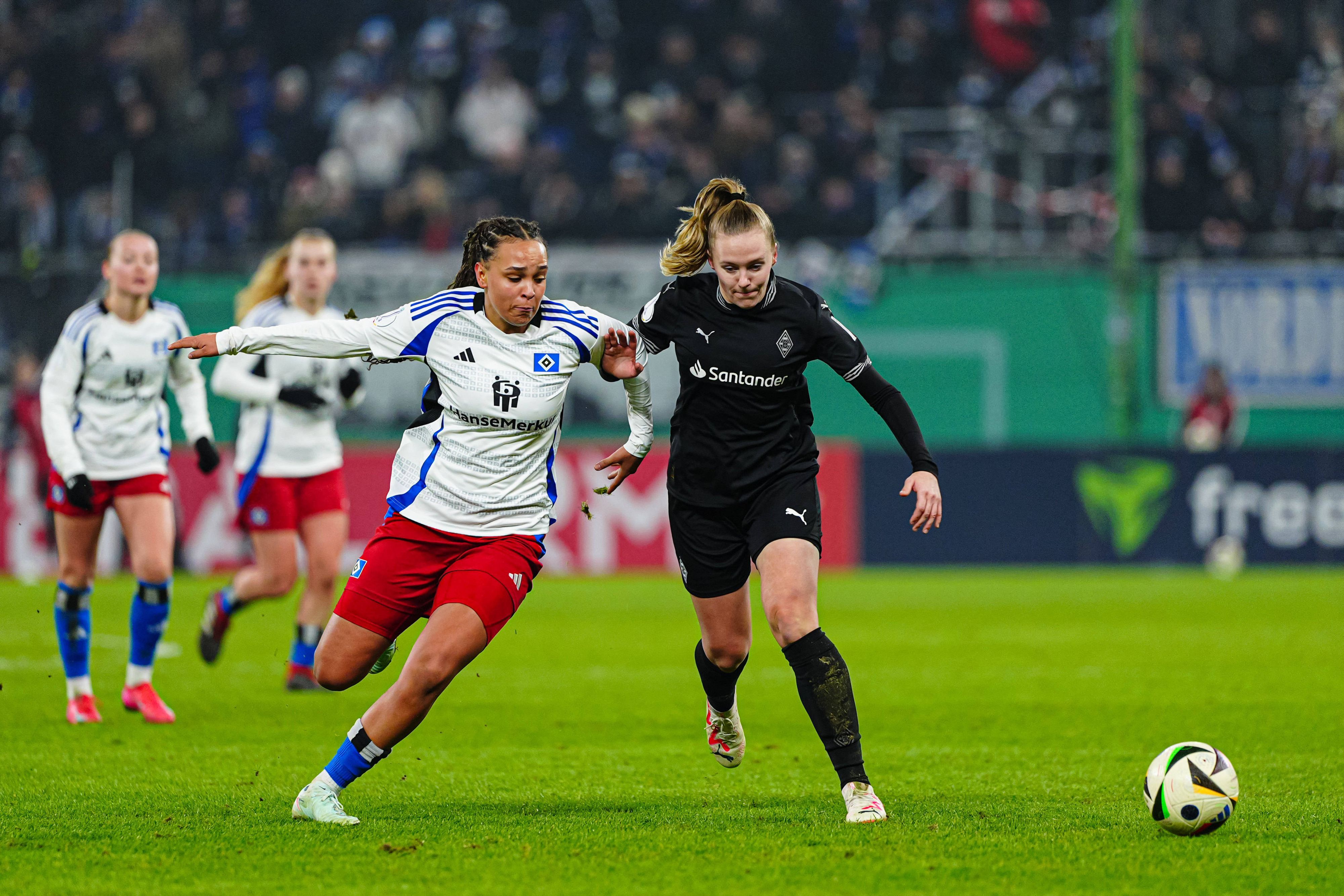 Borussia Mönchengladbachs Sam Drissen und Hamburgs Lisa Baum kämpfen im Viertelfinalspiel des DFB-Pokal um den Ball.