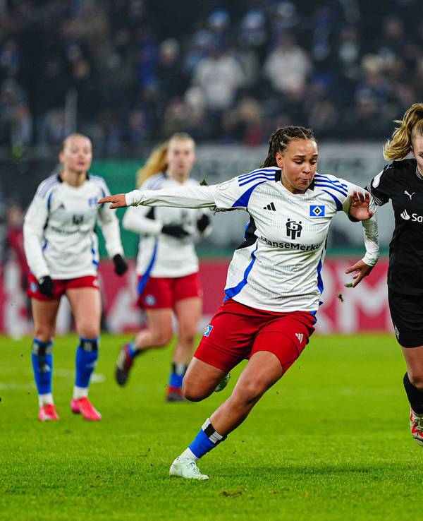 Borussia Mönchengladbachs Sam Drissen und Hamburgs Lisa Baum kämpfen im Viertelfinalspiel des DFB-Pokal um den Ball.