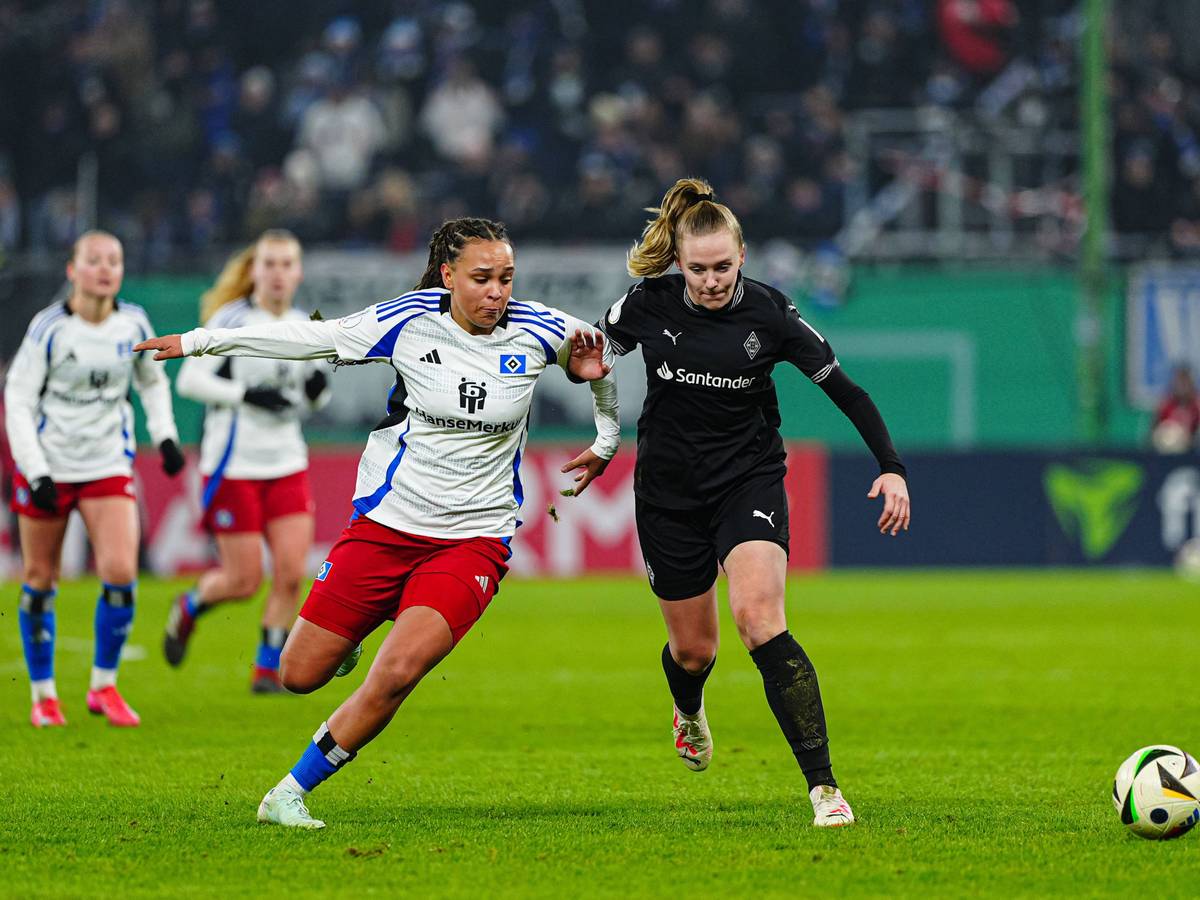 Borussia Mönchengladbachs Sam Drissen und Hamburgs Lisa Baum kämpfen im Viertelfinalspiel des DFB-Pokal um den Ball.