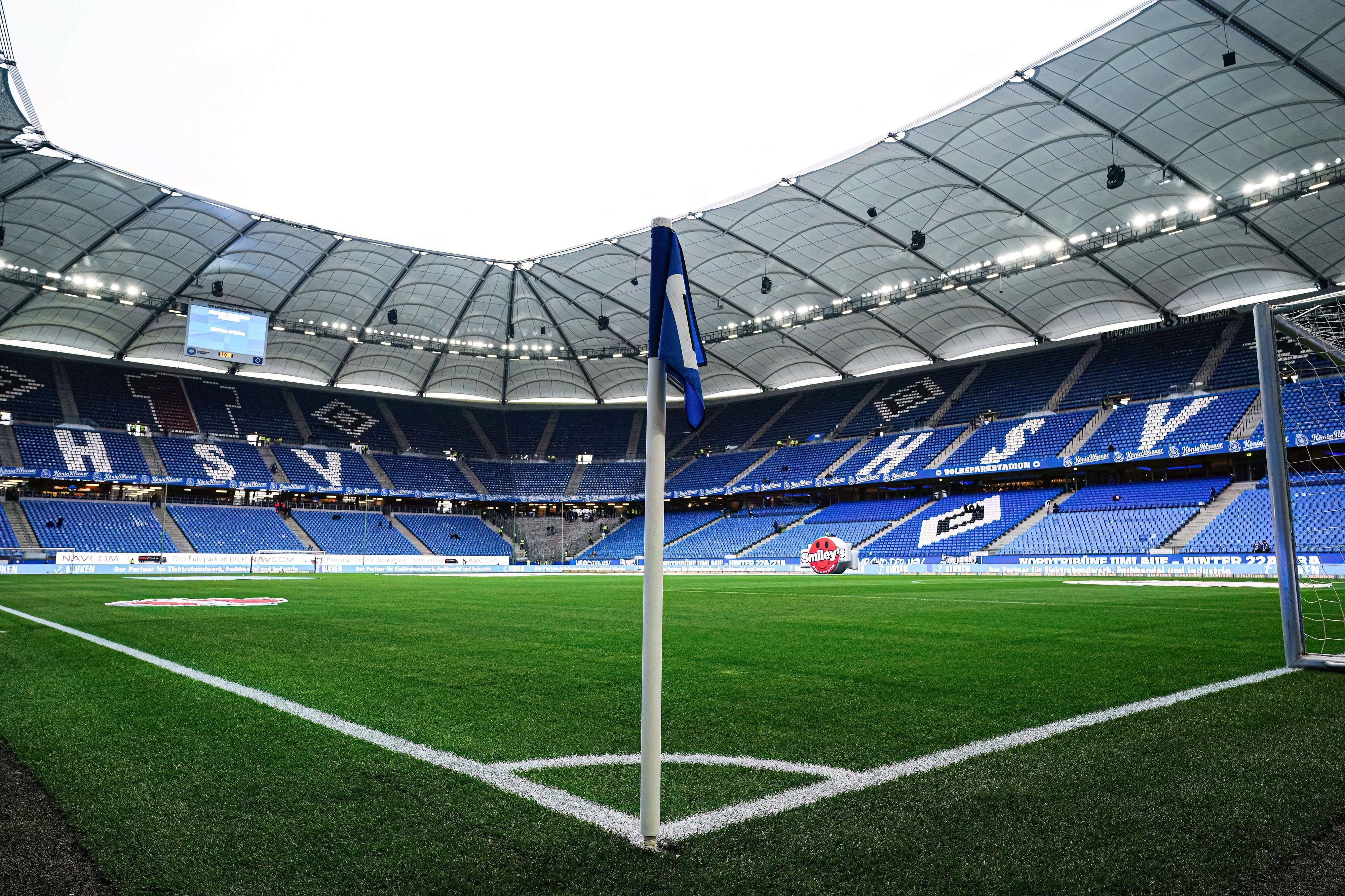 Die Eckfahne im leeren Volksparkstadion.