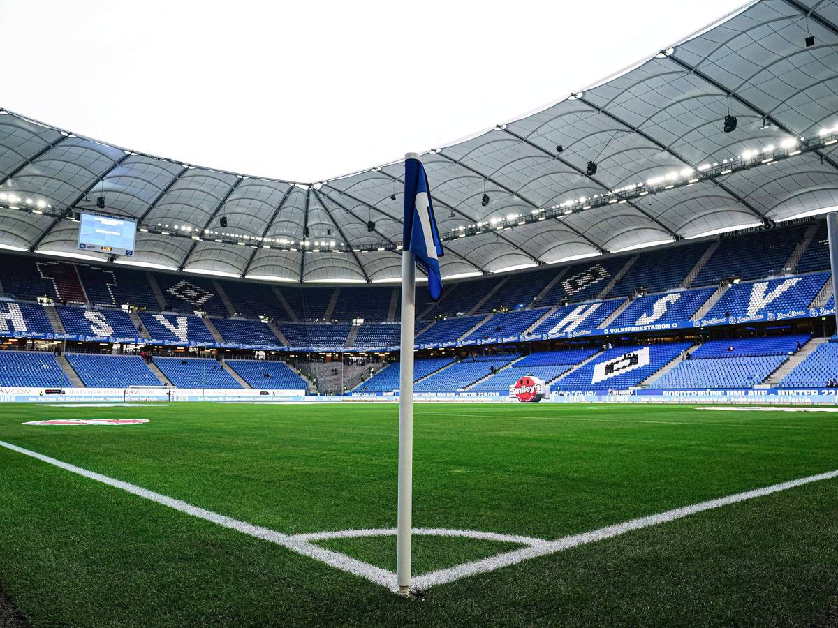 Die Eckfahne im leeren Volksparkstadion.