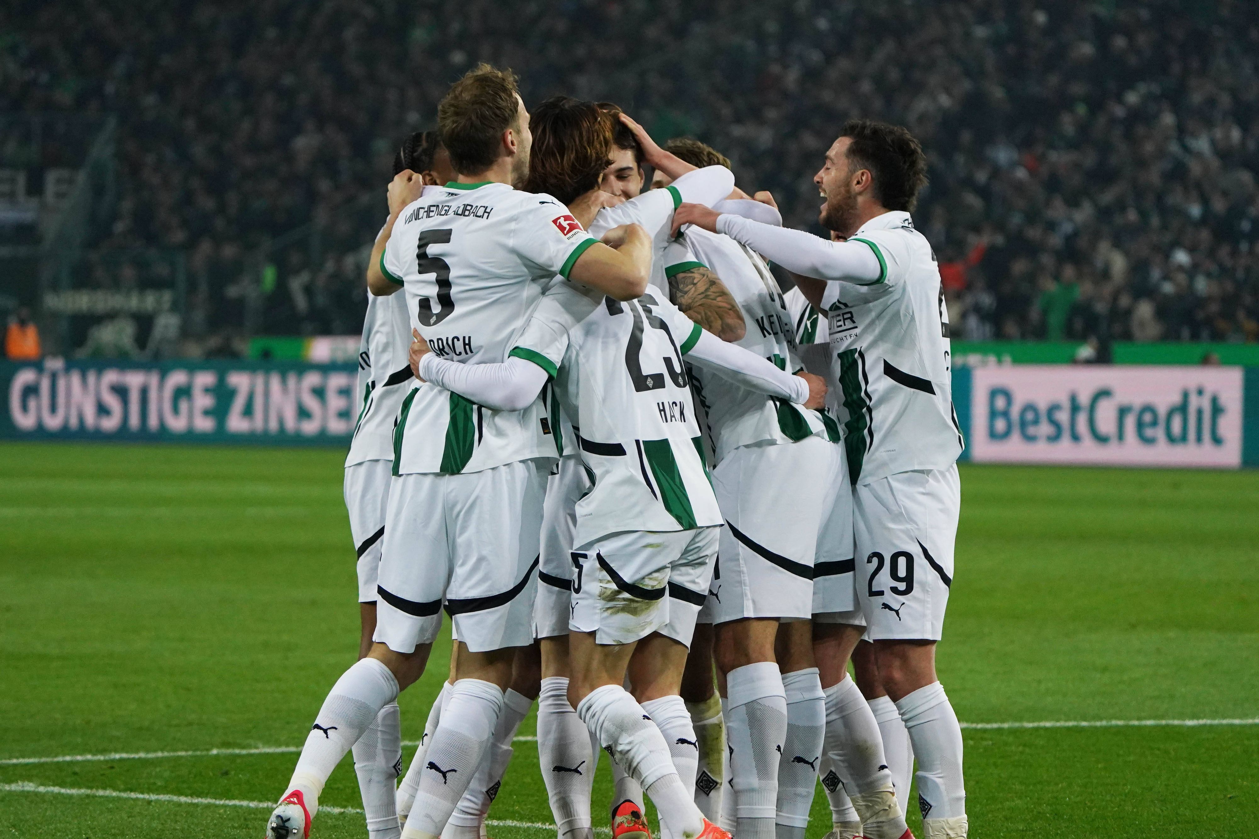 Gladbach-Profis feiern ein Tor zusammen.